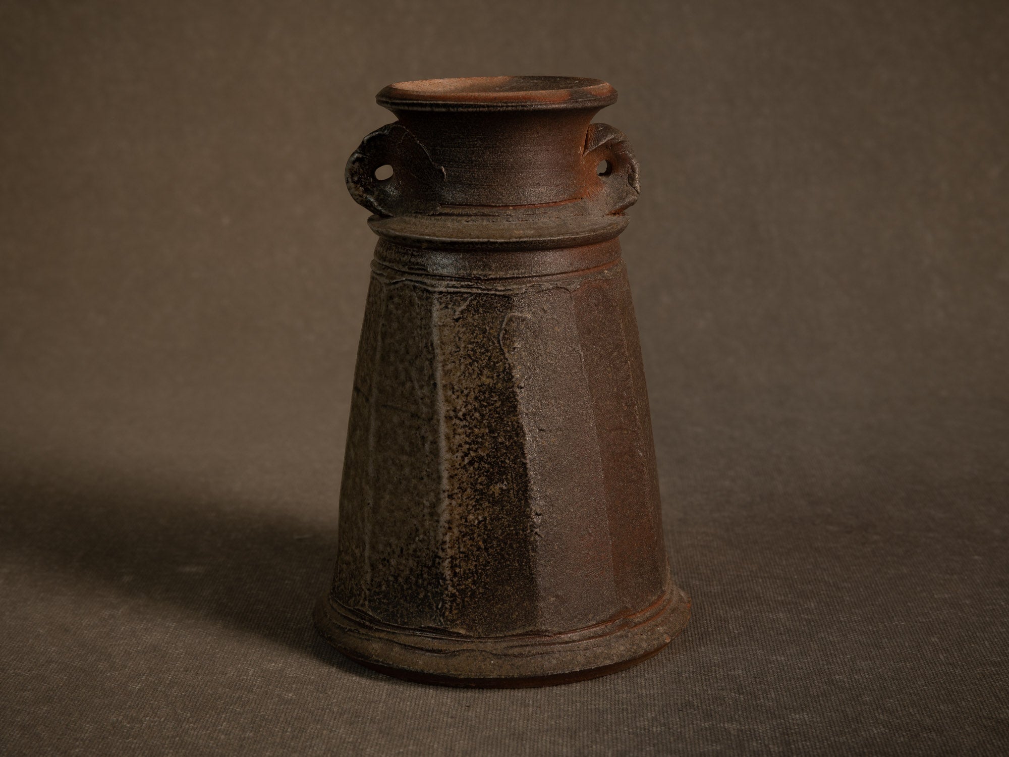 Vase à pans en grès de La Borne d'Agnes Chapelet, France (vers 1985)..vase with cut sides in Bizen Noborigama style by Agnes Chapelet in La Borne, France (circa 1985)