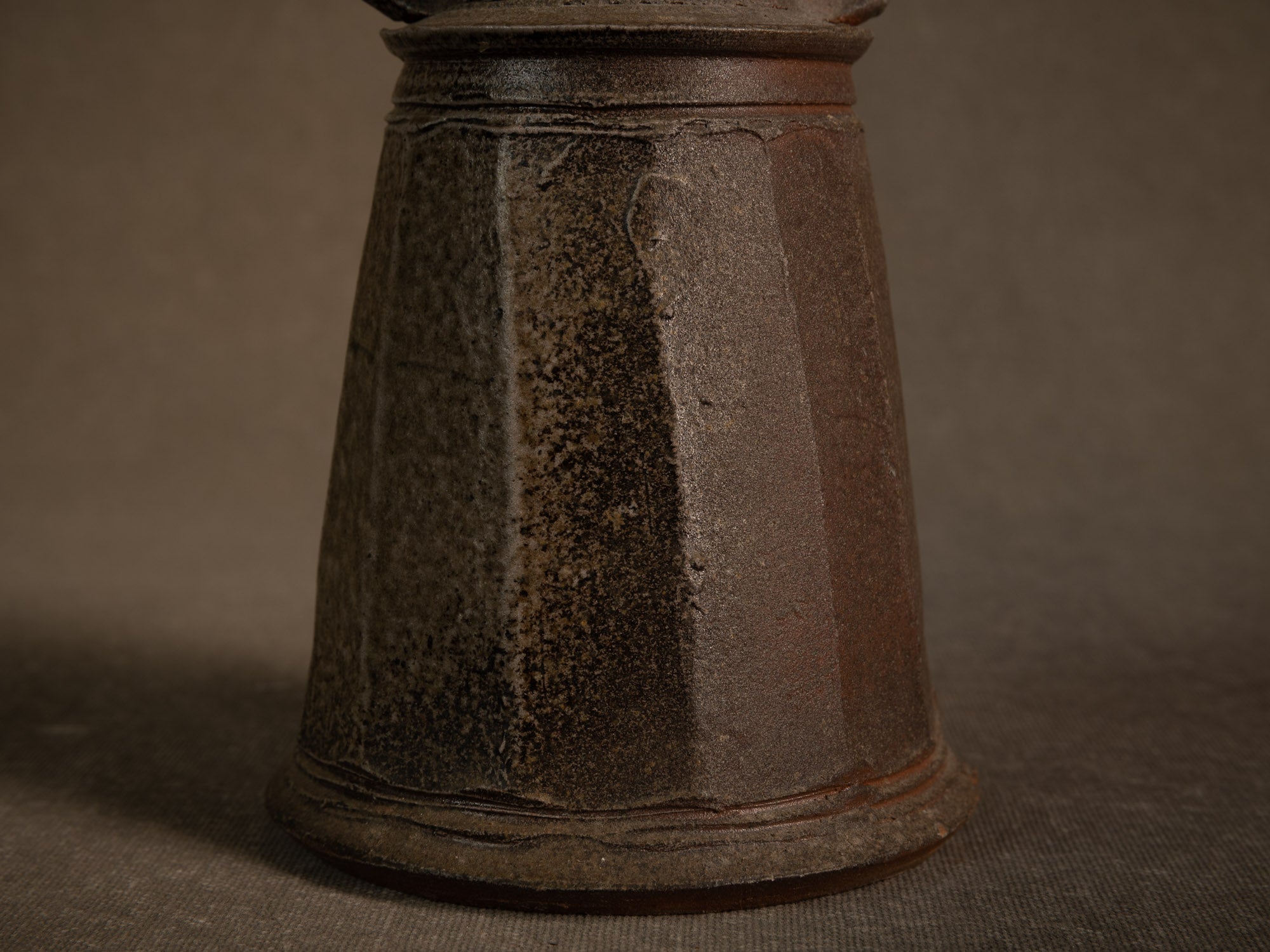 Vase à pans en grès de La Borne d'Agnes Chapelet, France (vers 1985)..vase with cut sides in Bizen Noborigama style by Agnes Chapelet in La Borne, France (circa 1985)