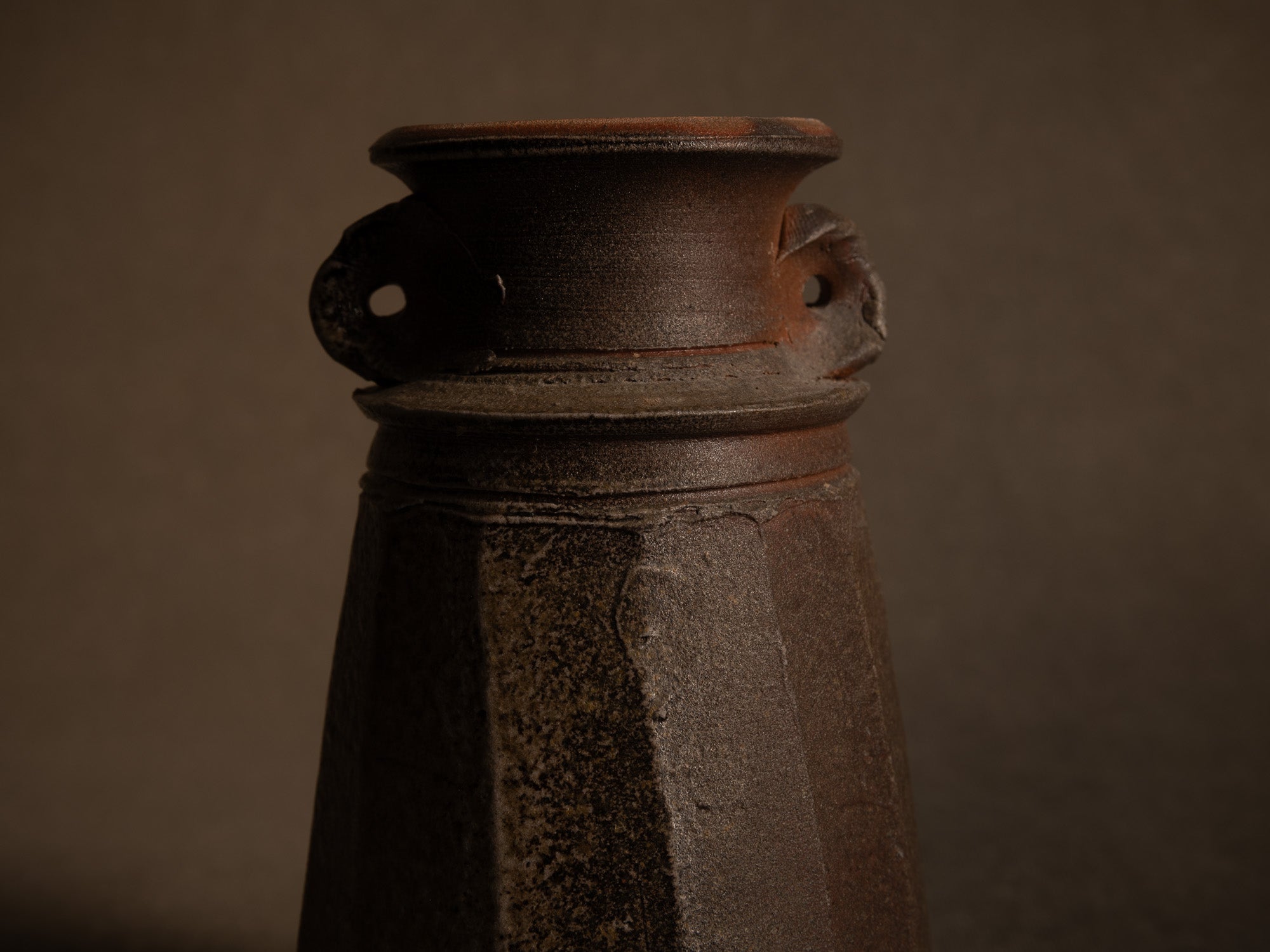 Vase à pans en grès de La Borne d'Agnes Chapelet, France (vers 1985)..vase with cut sides in Bizen Noborigama style by Agnes Chapelet in La Borne, France (circa 1985)