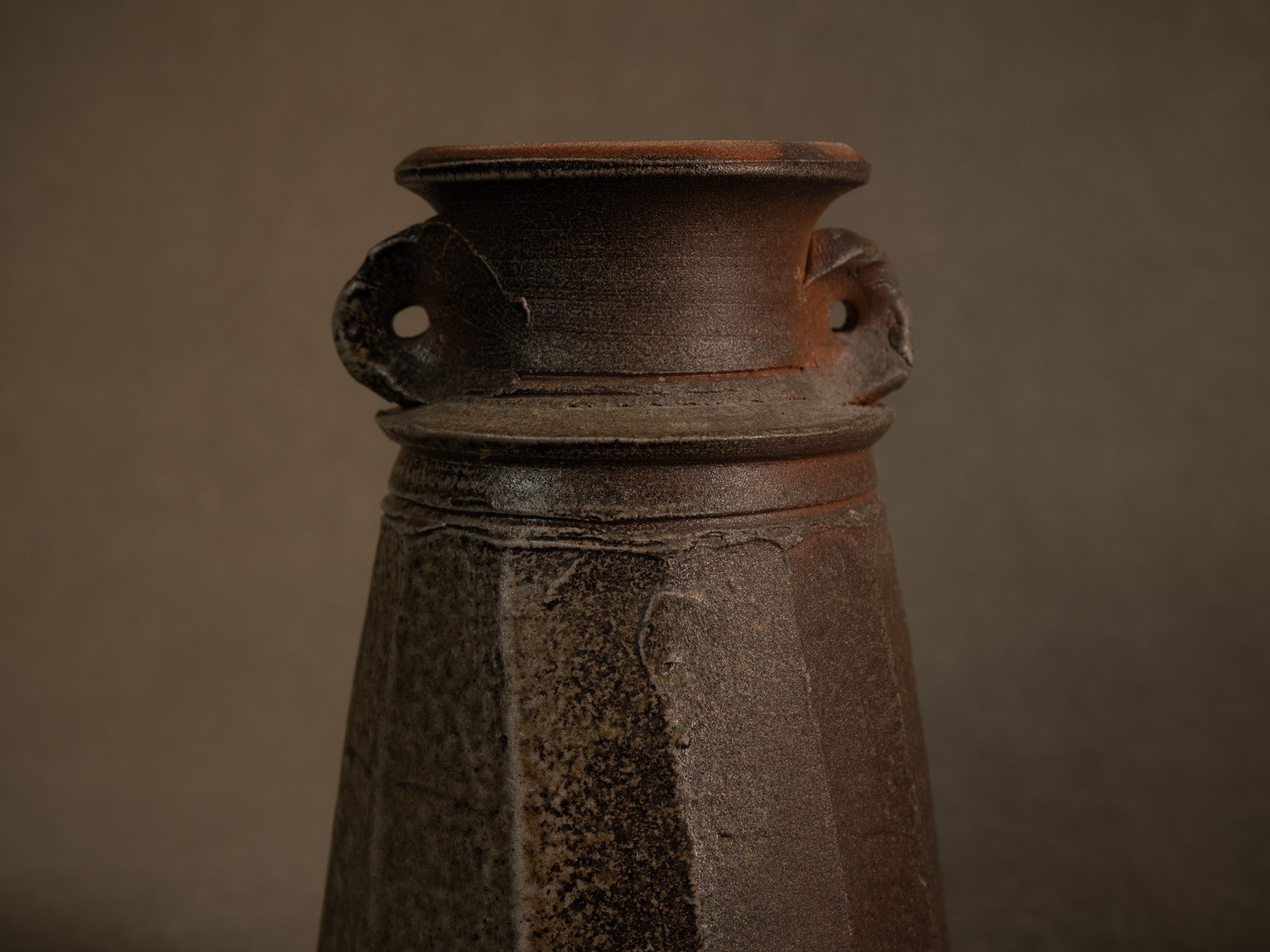 Vase à pans en grès de La Borne d'Agnes Chapelet, France (vers 1985)..vase with cut sides in Bizen Noborigama style by Agnes Chapelet in La Borne, France (circa 1985)