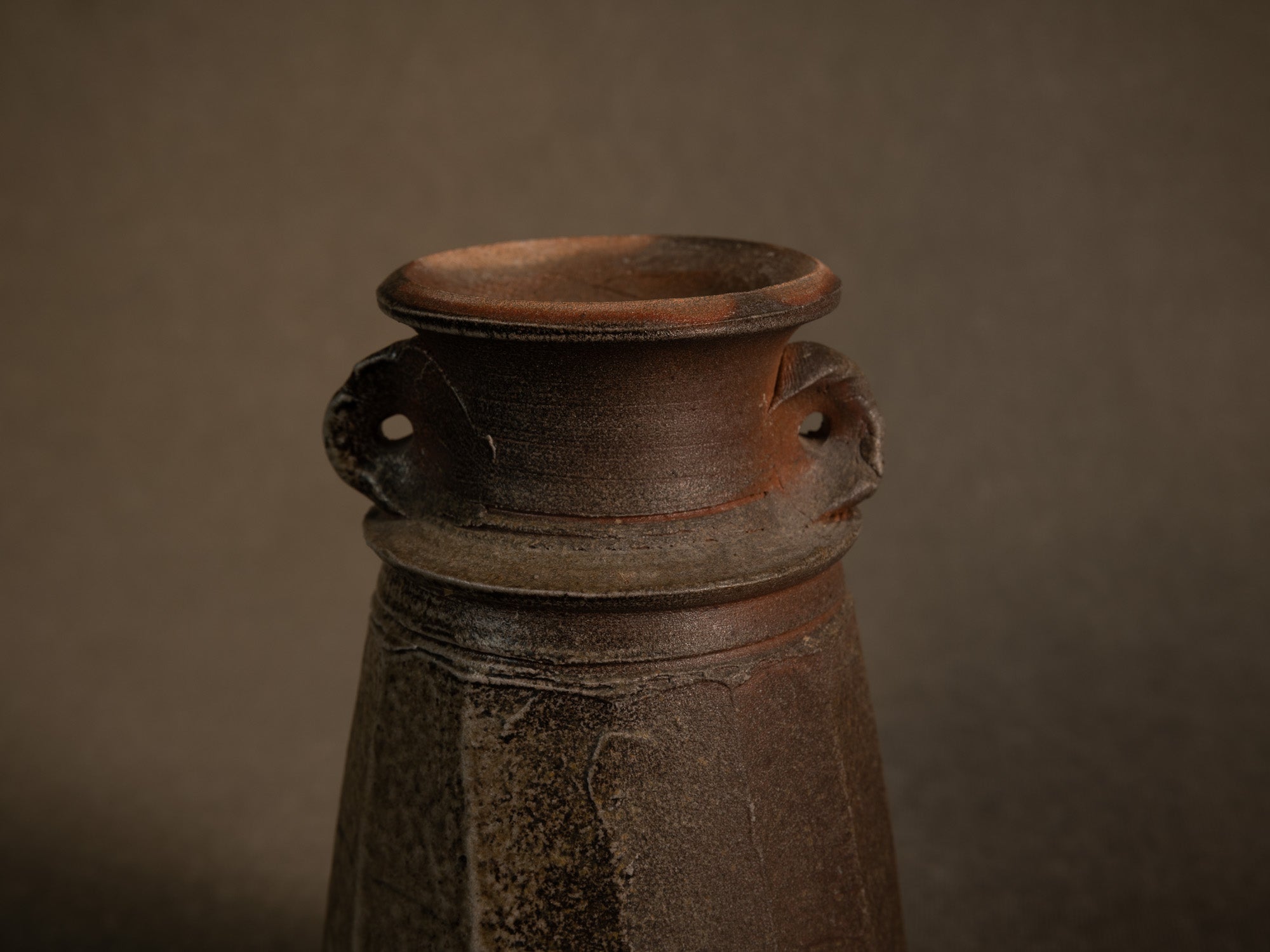 Vase à pans en grès de La Borne d'Agnes Chapelet, France (vers 1985)..vase with cut sides in Bizen Noborigama style by Agnes Chapelet in La Borne, France (circa 1985)