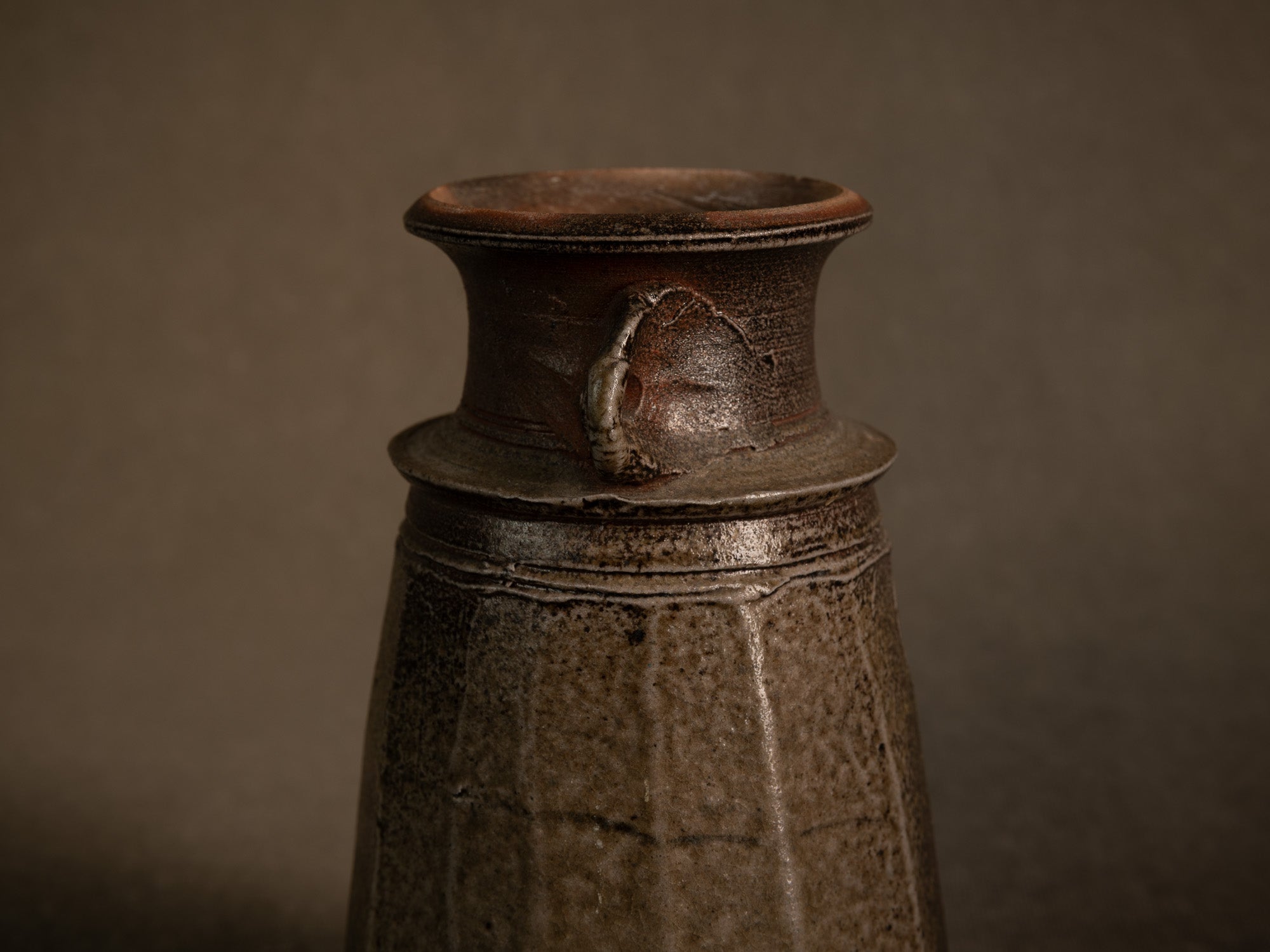 Vase à pans en grès de La Borne d'Agnes Chapelet, France (vers 1985)..vase with cut sides in Bizen Noborigama style by Agnes Chapelet in La Borne, France (circa 1985)