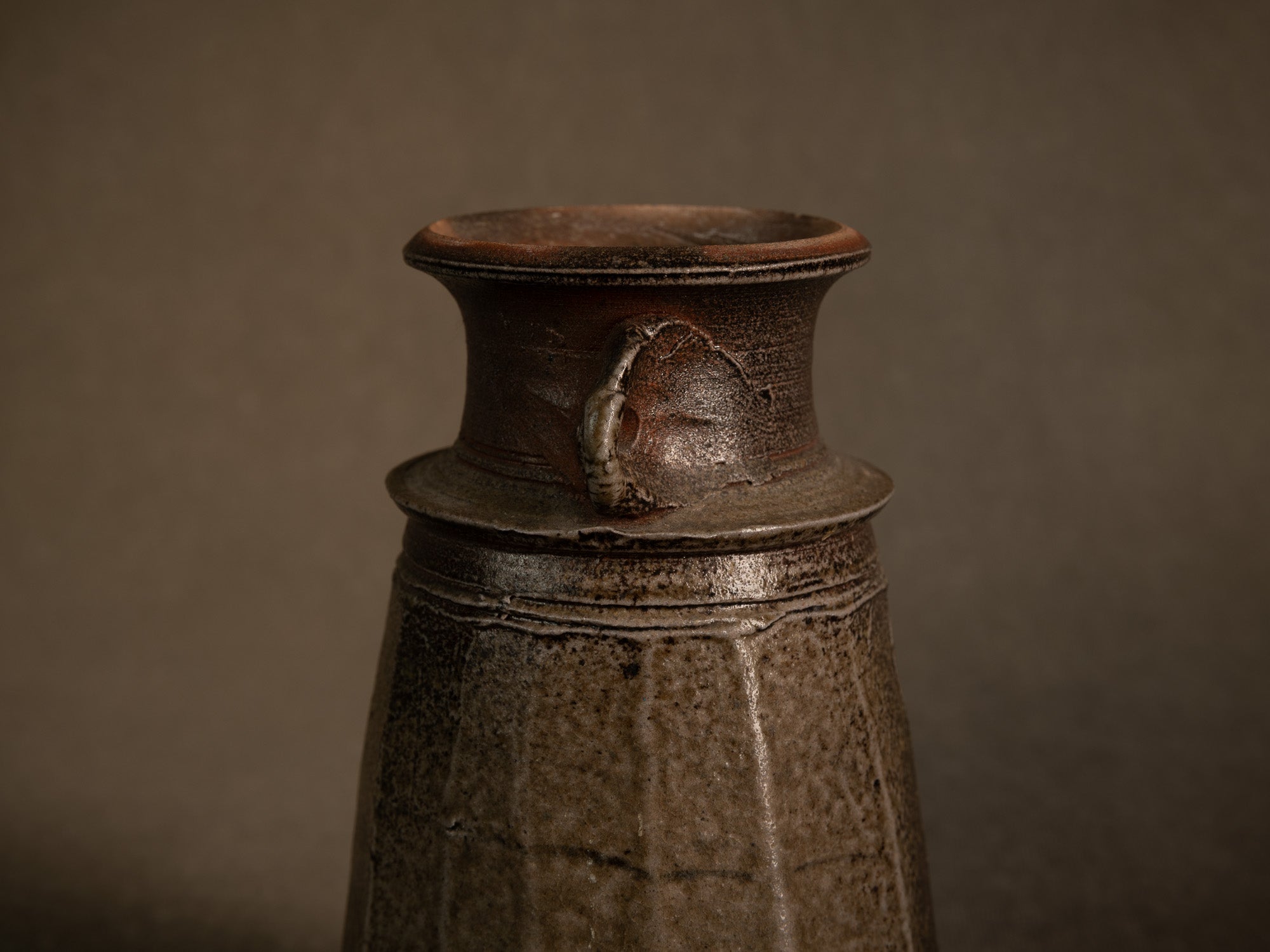 Vase à pans en grès de La Borne d'Agnes Chapelet, France (vers 1985)..vase with cut sides in Bizen Noborigama style by Agnes Chapelet in La Borne, France (circa 1985)