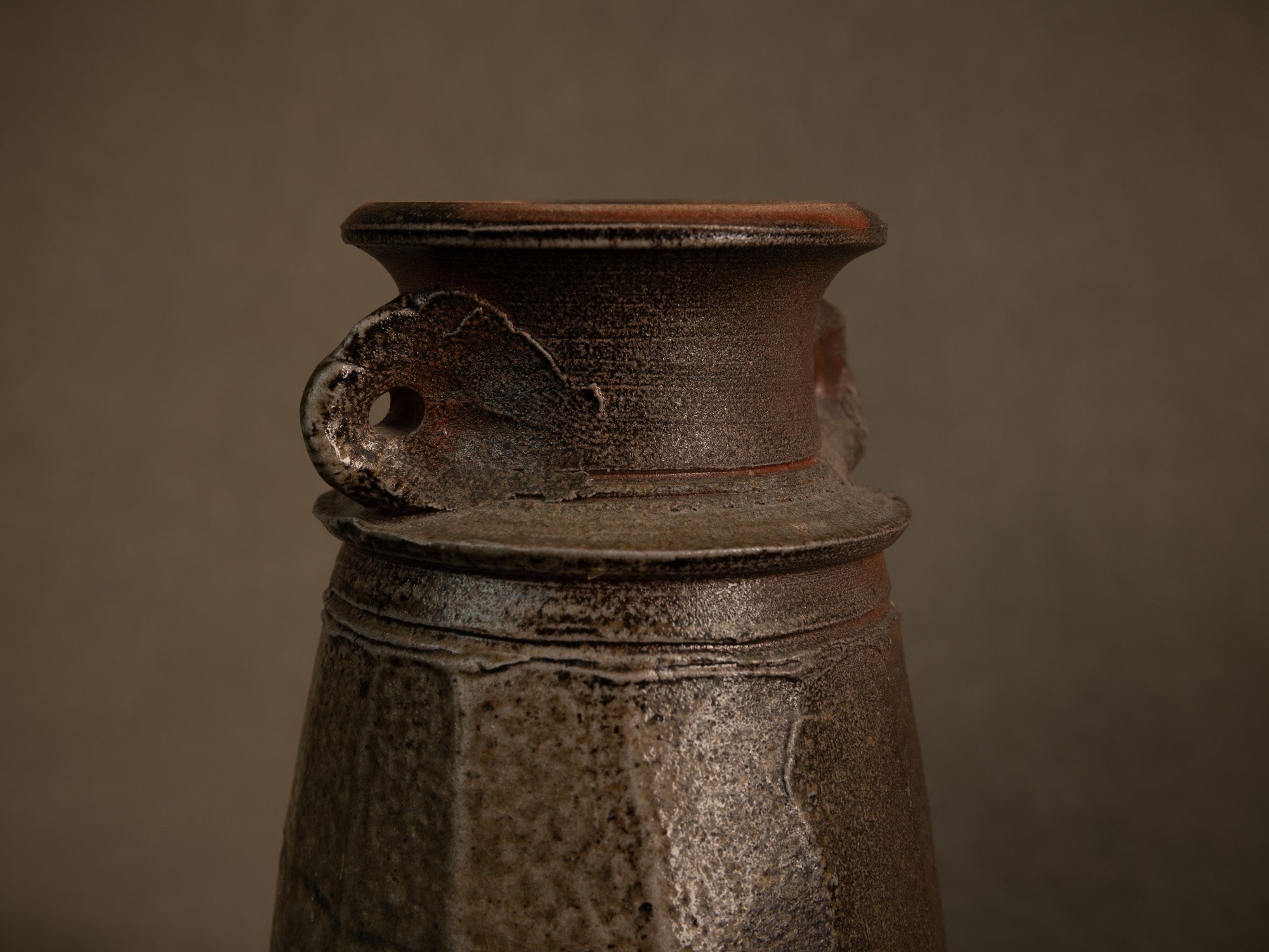 Vase à pans en grès de La Borne d'Agnes Chapelet, France (vers 1985)..vase with cut sides in Bizen Noborigama style by Agnes Chapelet in La Borne, France (circa 1985)
