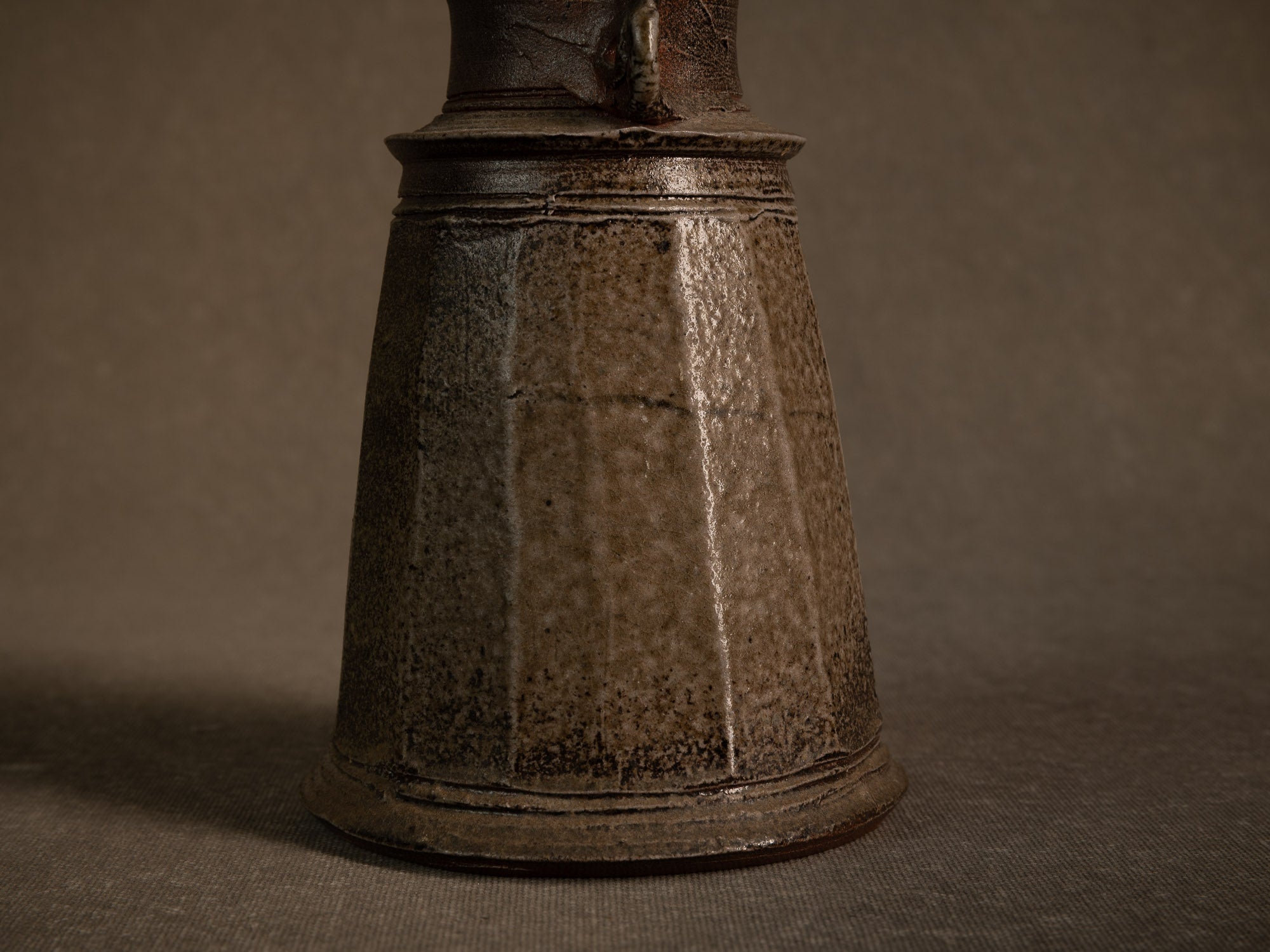 Vase à pans en grès de La Borne d'Agnes Chapelet, France (vers 1985)..vase with cut sides in Bizen Noborigama style by Agnes Chapelet in La Borne, France (circa 1985)