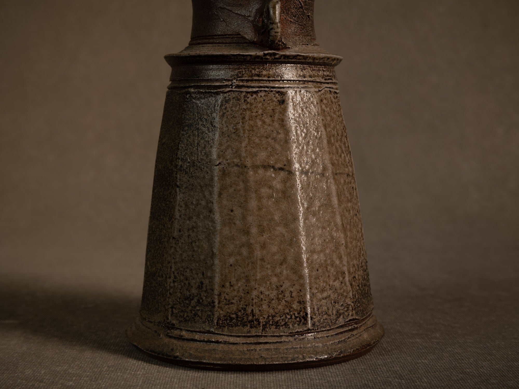 Vase à pans en grès de La Borne d'Agnes Chapelet, France (vers 1985)..vase with cut sides in Bizen Noborigama style by Agnes Chapelet in La Borne, France (circa 1985)