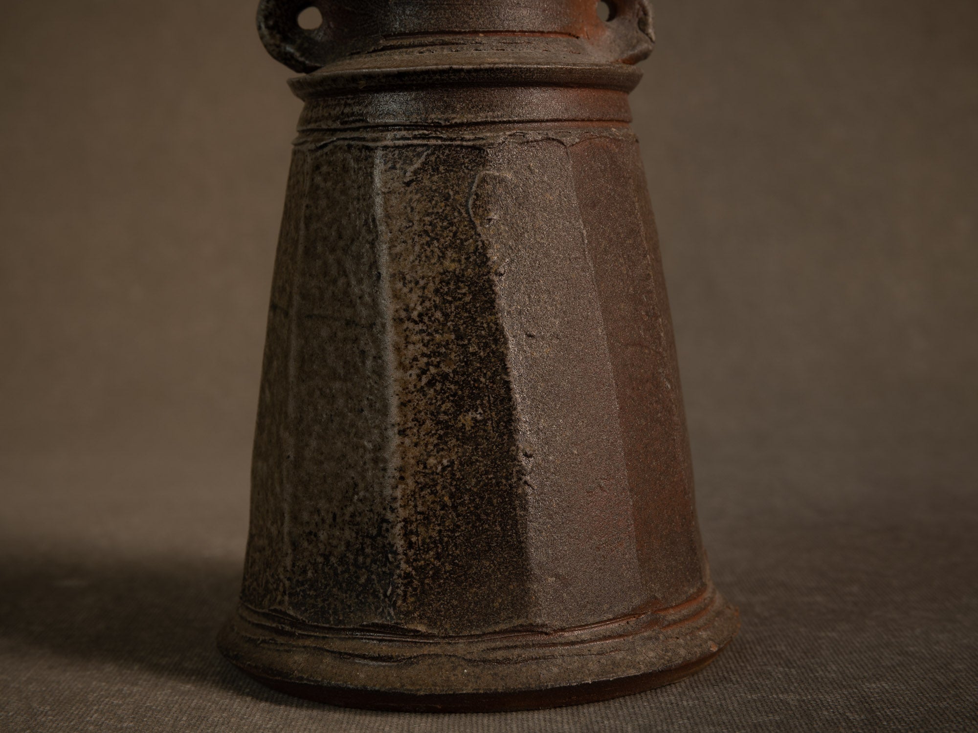 Vase à pans en grès de La Borne d'Agnes Chapelet, France (vers 1985)..vase with cut sides in Bizen Noborigama style by Agnes Chapelet in La Borne, France (circa 1985)