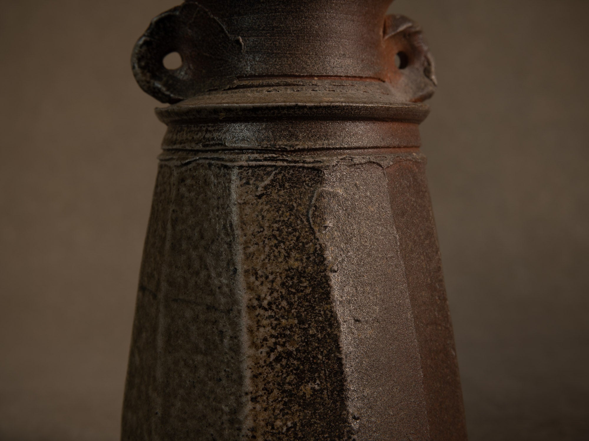 Vase à pans en grès de La Borne d'Agnes Chapelet, France (vers 1985)..vase with cut sides in Bizen Noborigama style by Agnes Chapelet in La Borne, France (circa 1985)