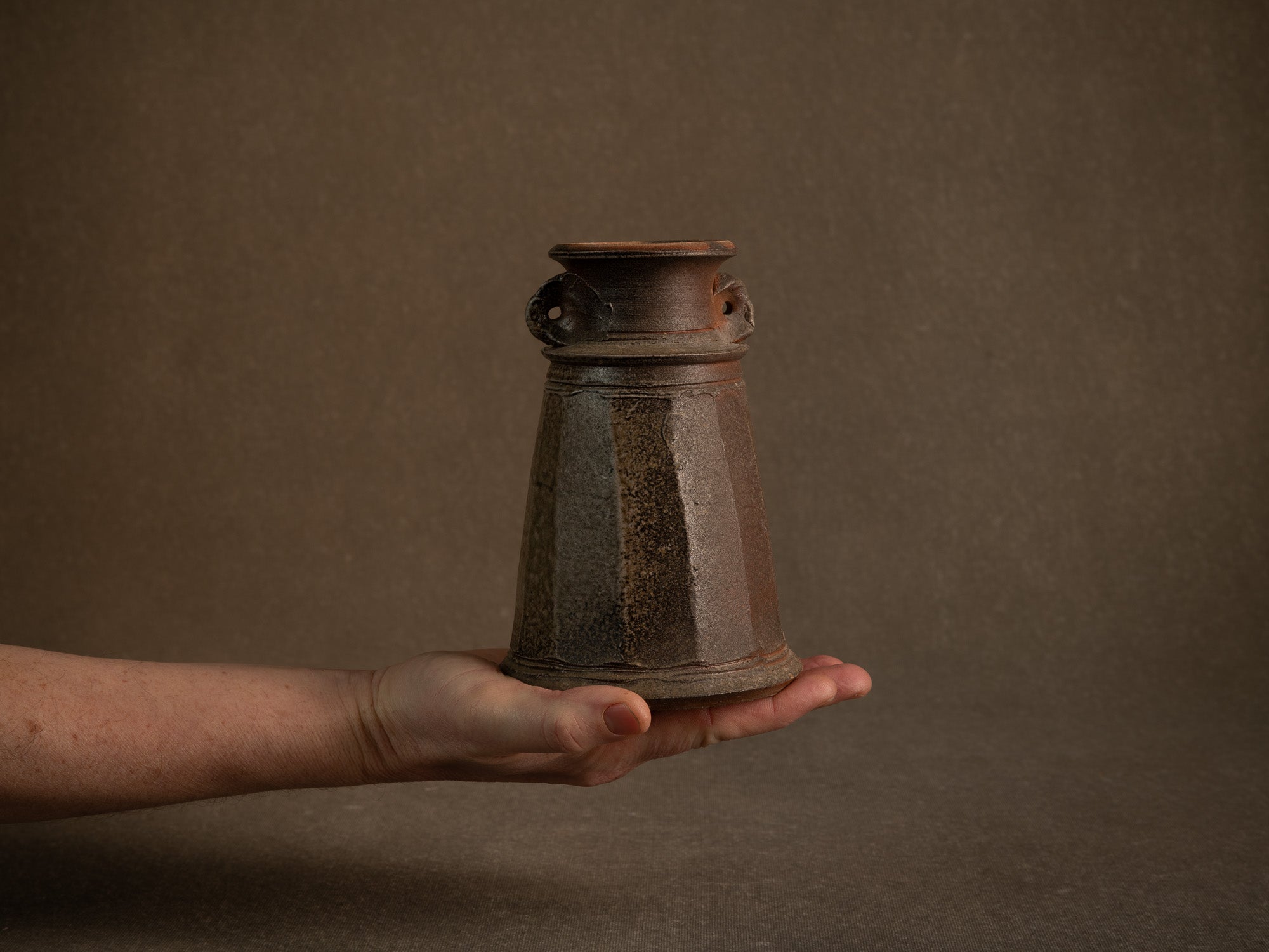 Vase à pans en grès de La Borne d'Agnes Chapelet, France (vers 1985)..vase with cut sides in Bizen Noborigama style by Agnes Chapelet in La Borne, France (circa 1985)