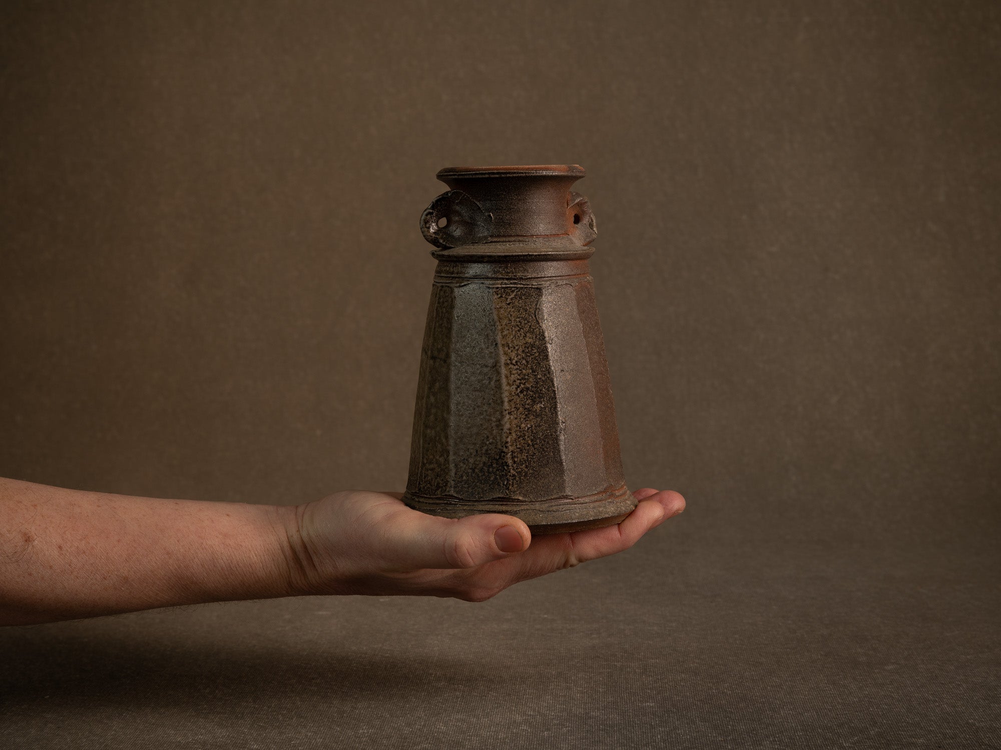 Vase à pans en grès de La Borne d'Agnes Chapelet, France (vers 1985)..vase with cut sides in Bizen Noborigama style by Agnes Chapelet in La Borne, France (circa 1985)
