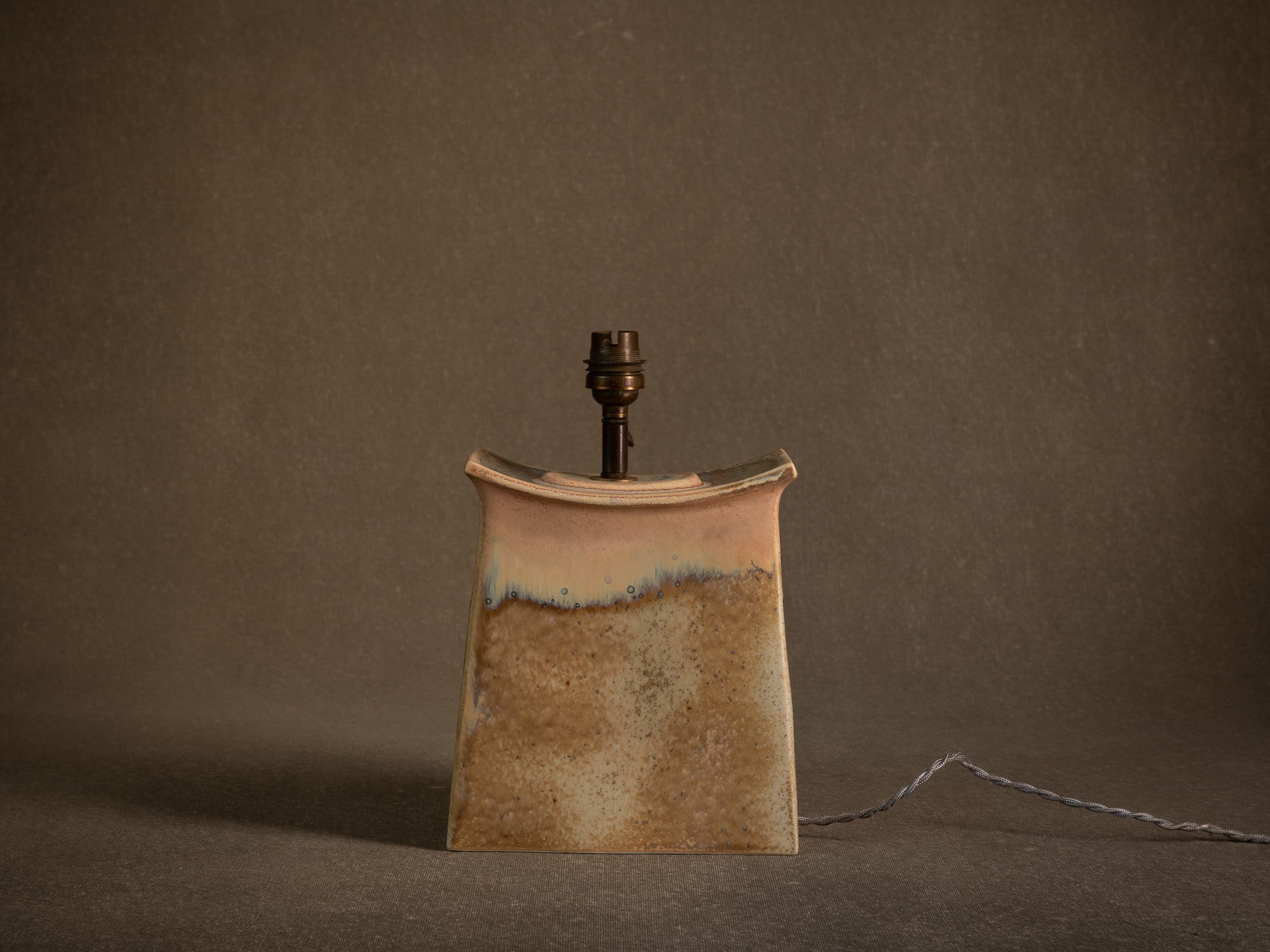 Rare pied de lampe Torii en porcelaine d'Yves Mohy pour Virebent, France (vers 1969-70)..Rare torii porcelain lamp by Yves Mohy for Virebent, France (circa 1969-70)