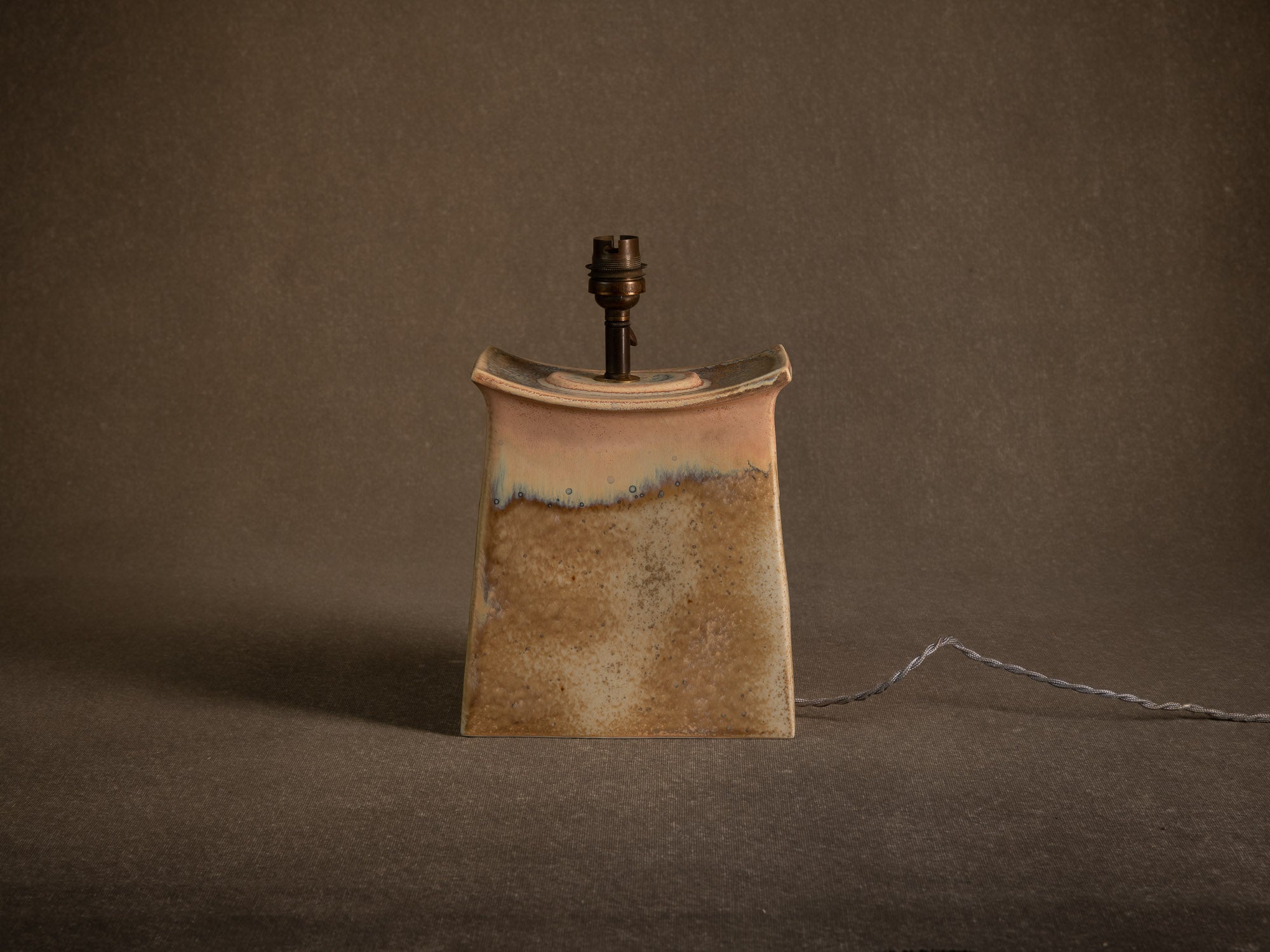 Rare pied de lampe Torii en porcelaine d'Yves Mohy pour Virebent, France (vers 1969-70)..Rare torii porcelain lamp by Yves Mohy for Virebent, France (circa 1969-70)