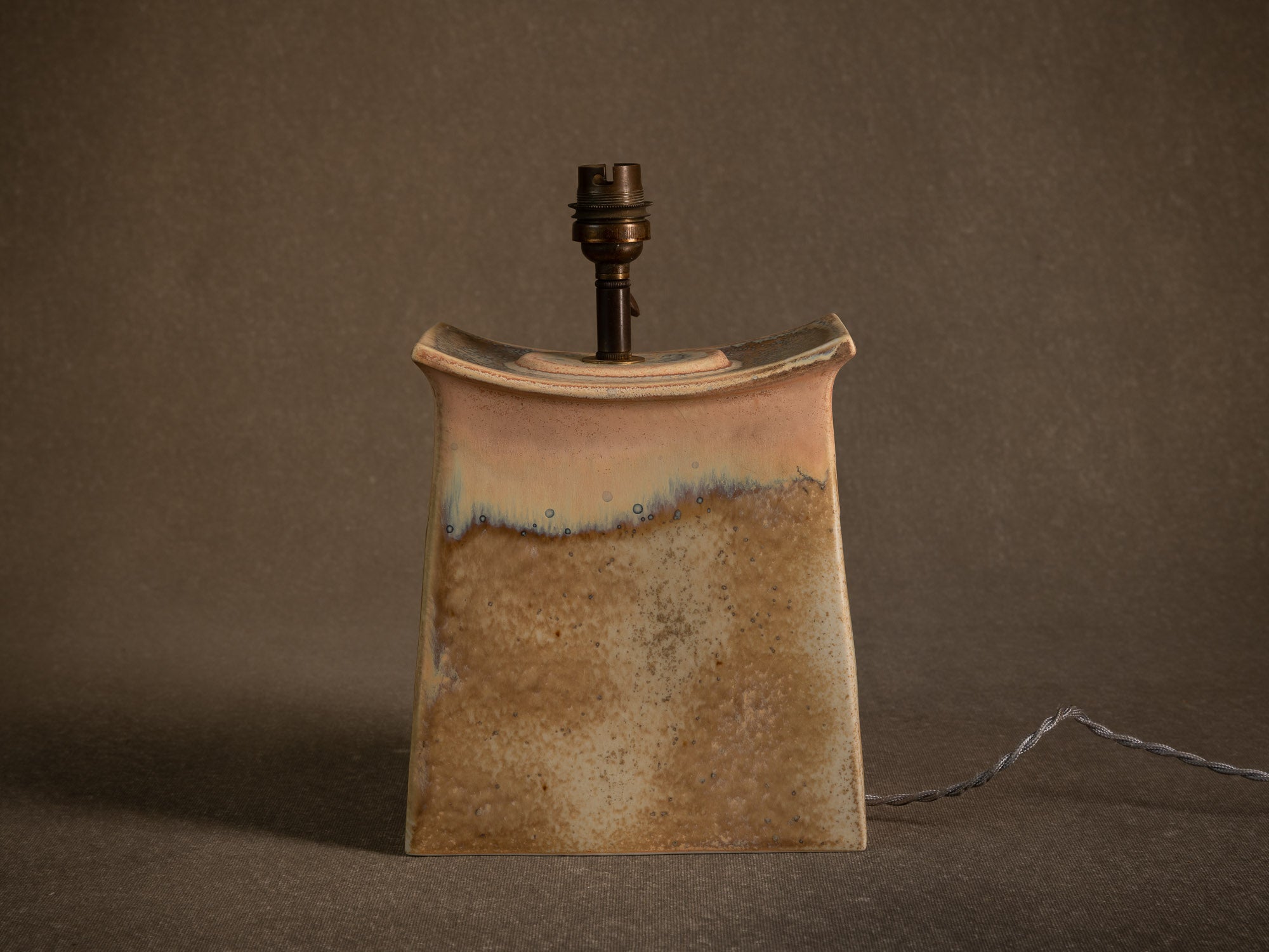 Rare pied de lampe Torii en porcelaine d'Yves Mohy pour Virebent, France (vers 1969-70)..Rare torii porcelain lamp by Yves Mohy for Virebent, France (circa 1969-70)