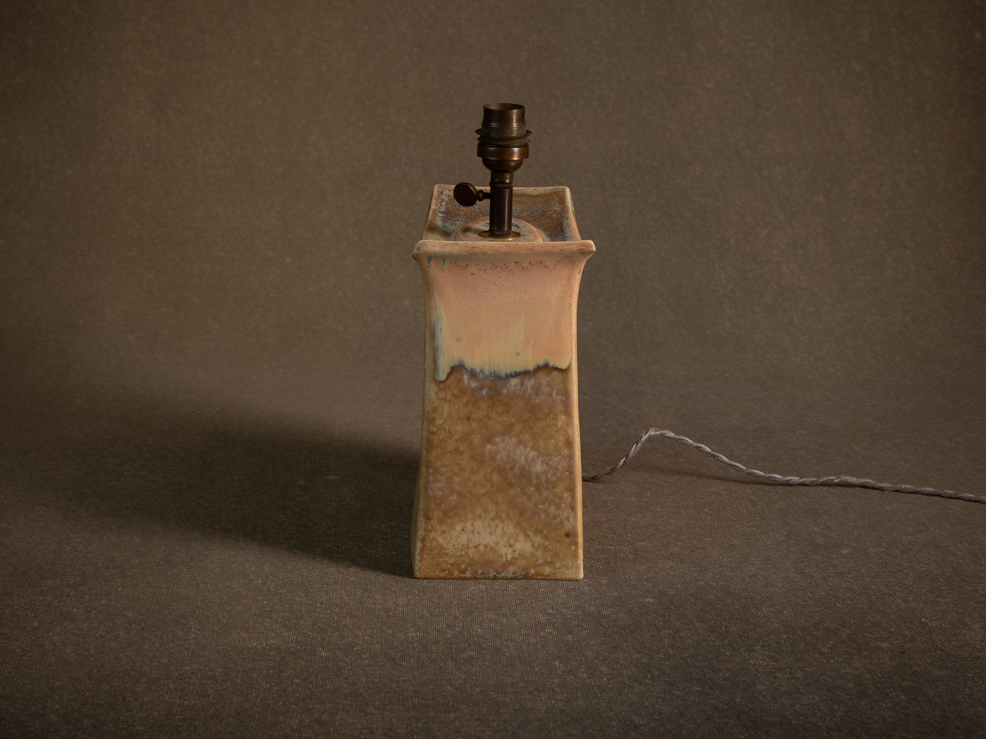 Rare pied de lampe Torii en porcelaine d'Yves Mohy pour Virebent, France (vers 1969-70)..Rare torii porcelain lamp by Yves Mohy for Virebent, France (circa 1969-70)
