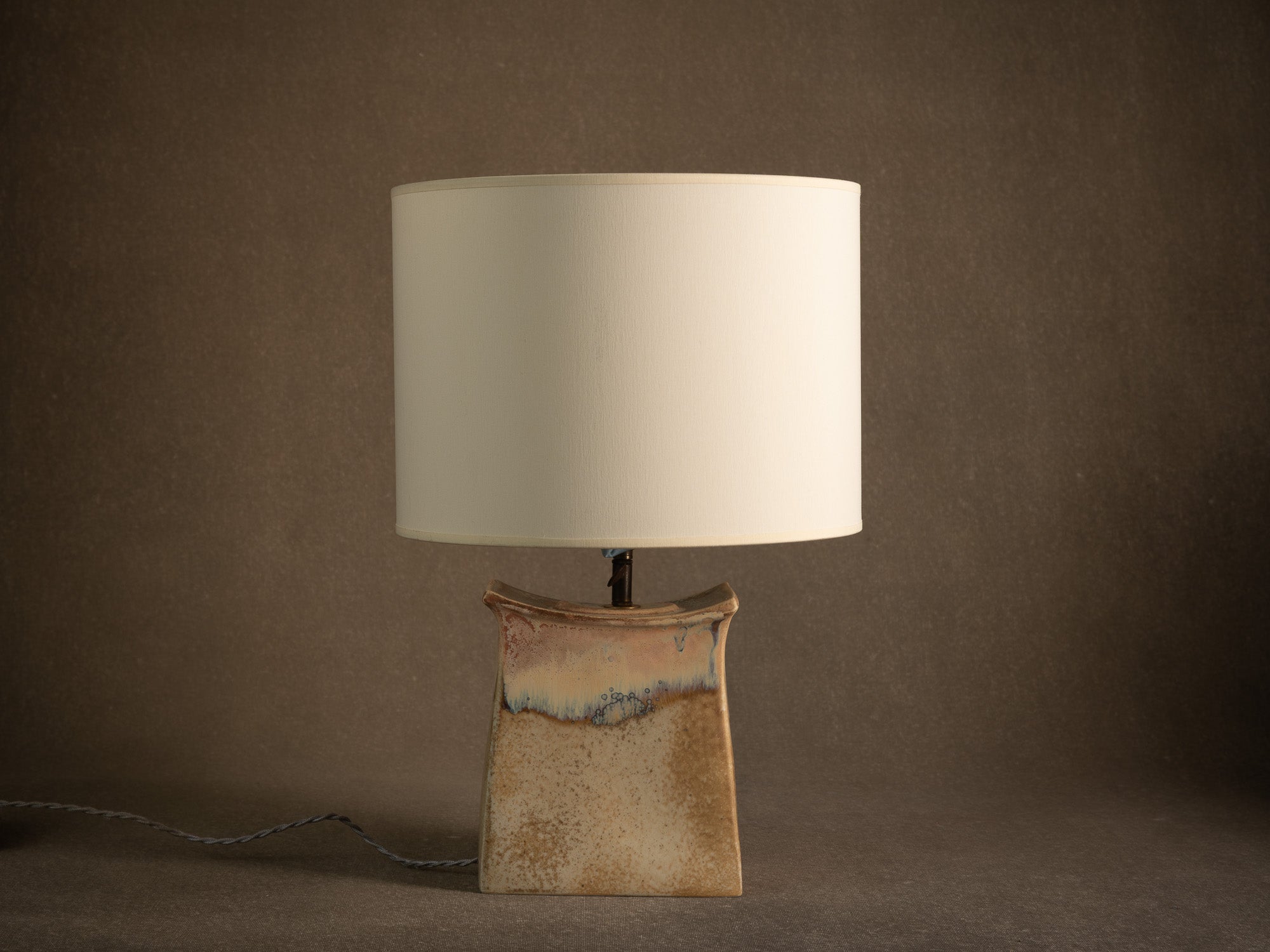 Rare pied de lampe Torii en porcelaine d'Yves Mohy pour Virebent, France (vers 1969-70)..Rare torii porcelain lamp by Yves Mohy for Virebent, France (circa 1969-70)
