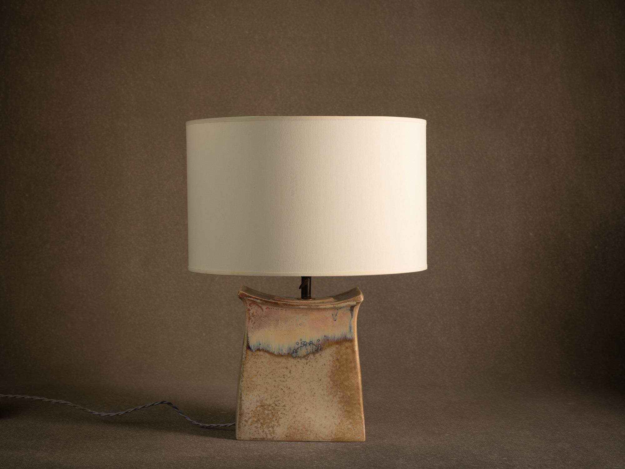 Rare pied de lampe Torii en porcelaine d'Yves Mohy pour Virebent, France (vers 1969-70)..Rare torii porcelain lamp by Yves Mohy for Virebent, France (circa 1969-70)