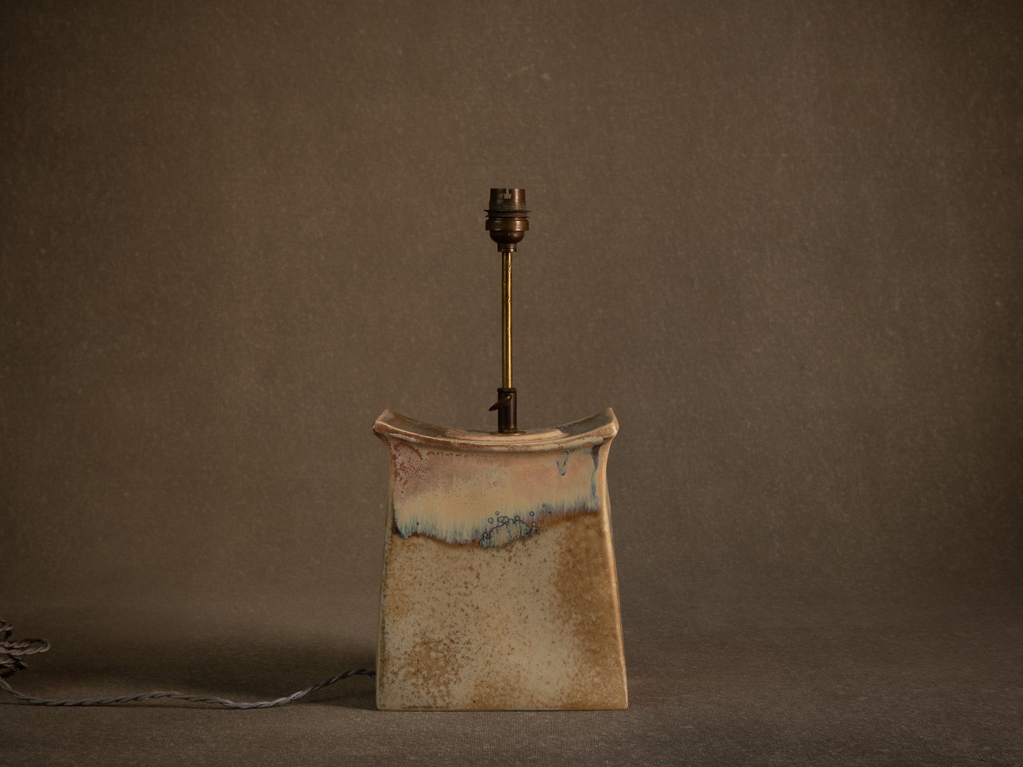 Rare pied de lampe Torii en porcelaine d'Yves Mohy pour Virebent, France (vers 1969-70)..Rare torii porcelain lamp by Yves Mohy for Virebent, France (circa 1969-70)