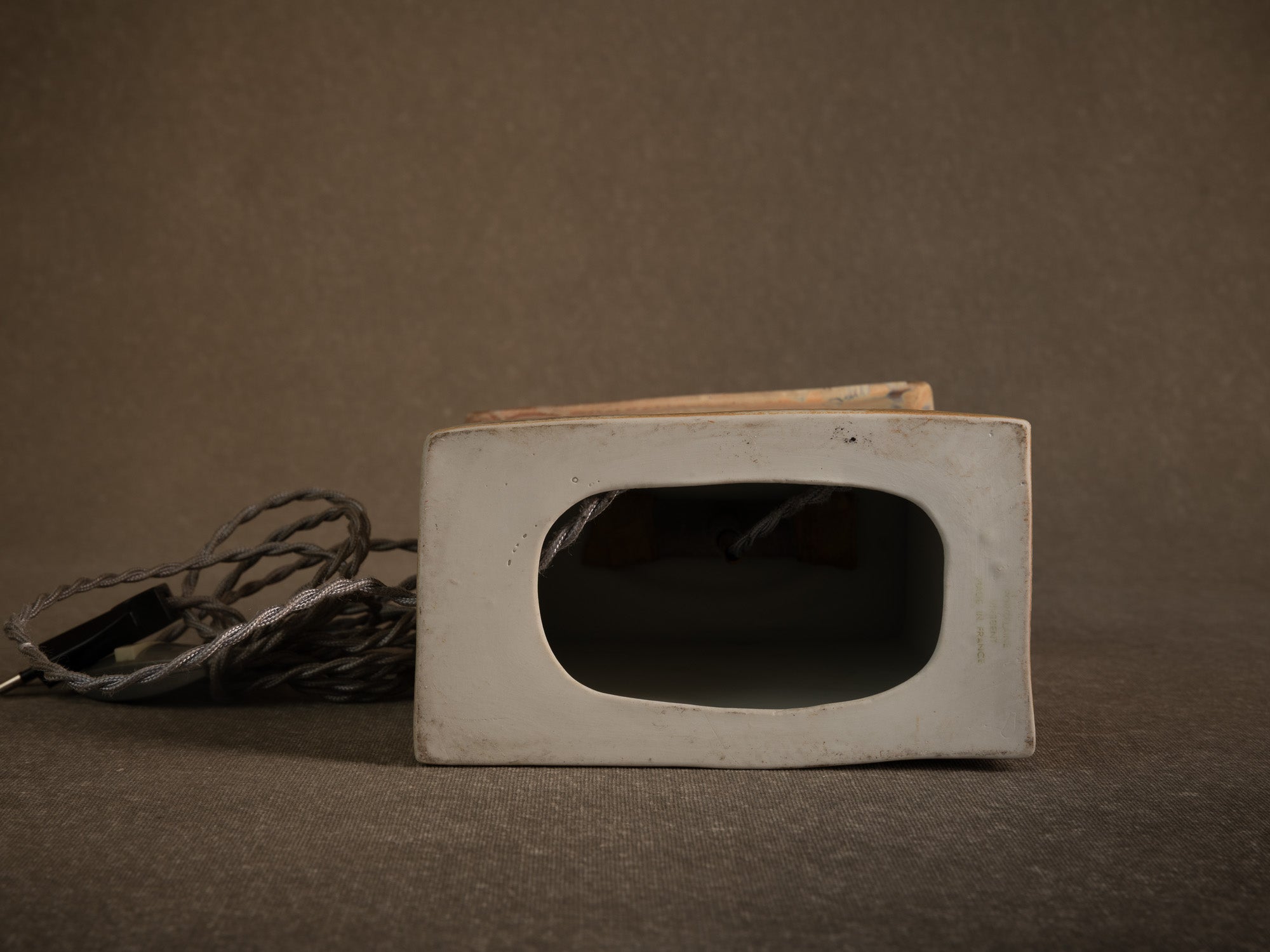 Rare pied de lampe Torii en porcelaine d'Yves Mohy pour Virebent, France (vers 1969-70)..Rare torii porcelain lamp by Yves Mohy for Virebent, France (circa 1969-70)