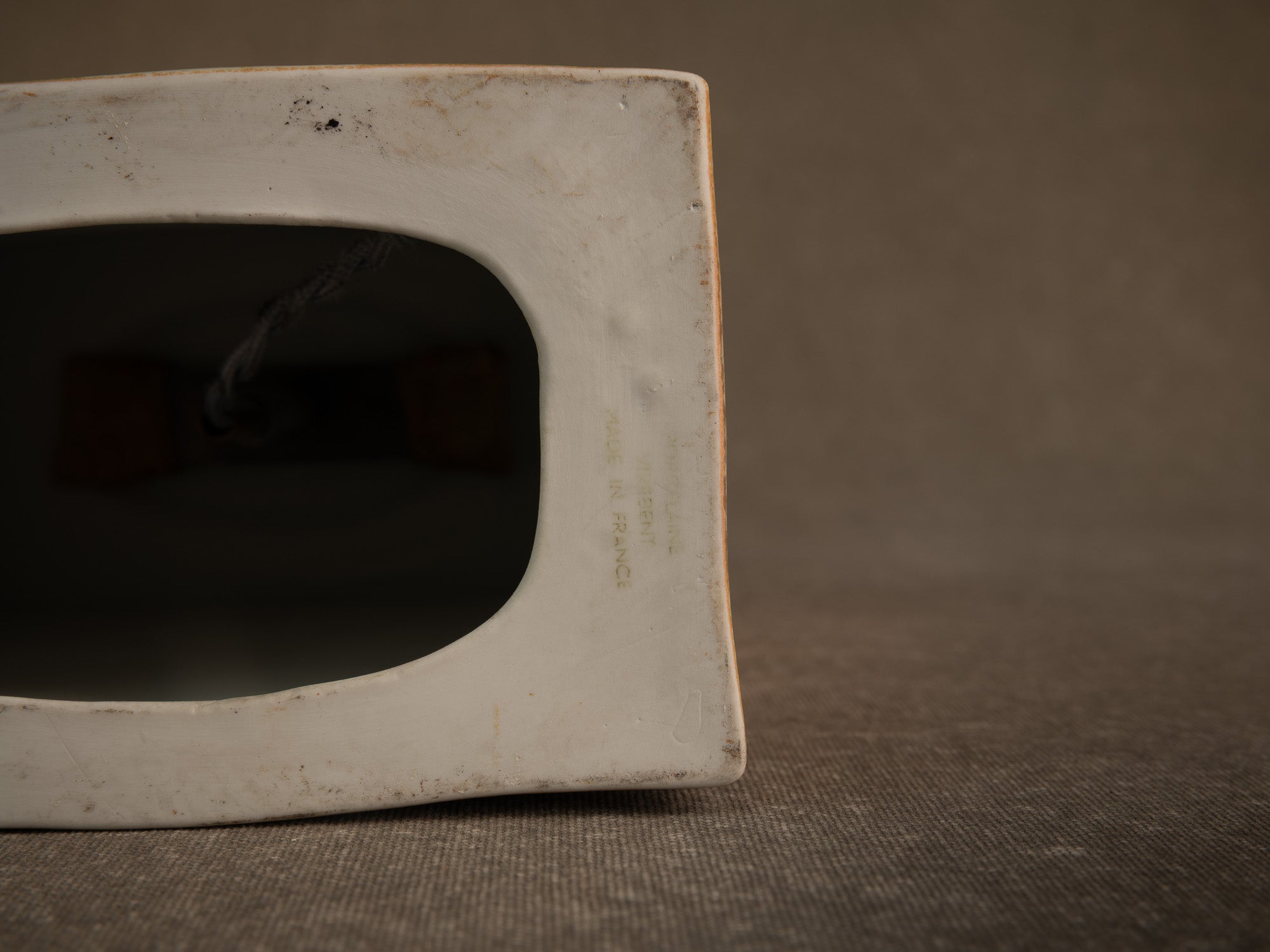 Rare pied de lampe Torii en porcelaine d'Yves Mohy pour Virebent, France (vers 1969-70)..Rare torii porcelain lamp by Yves Mohy for Virebent, France (circa 1969-70)