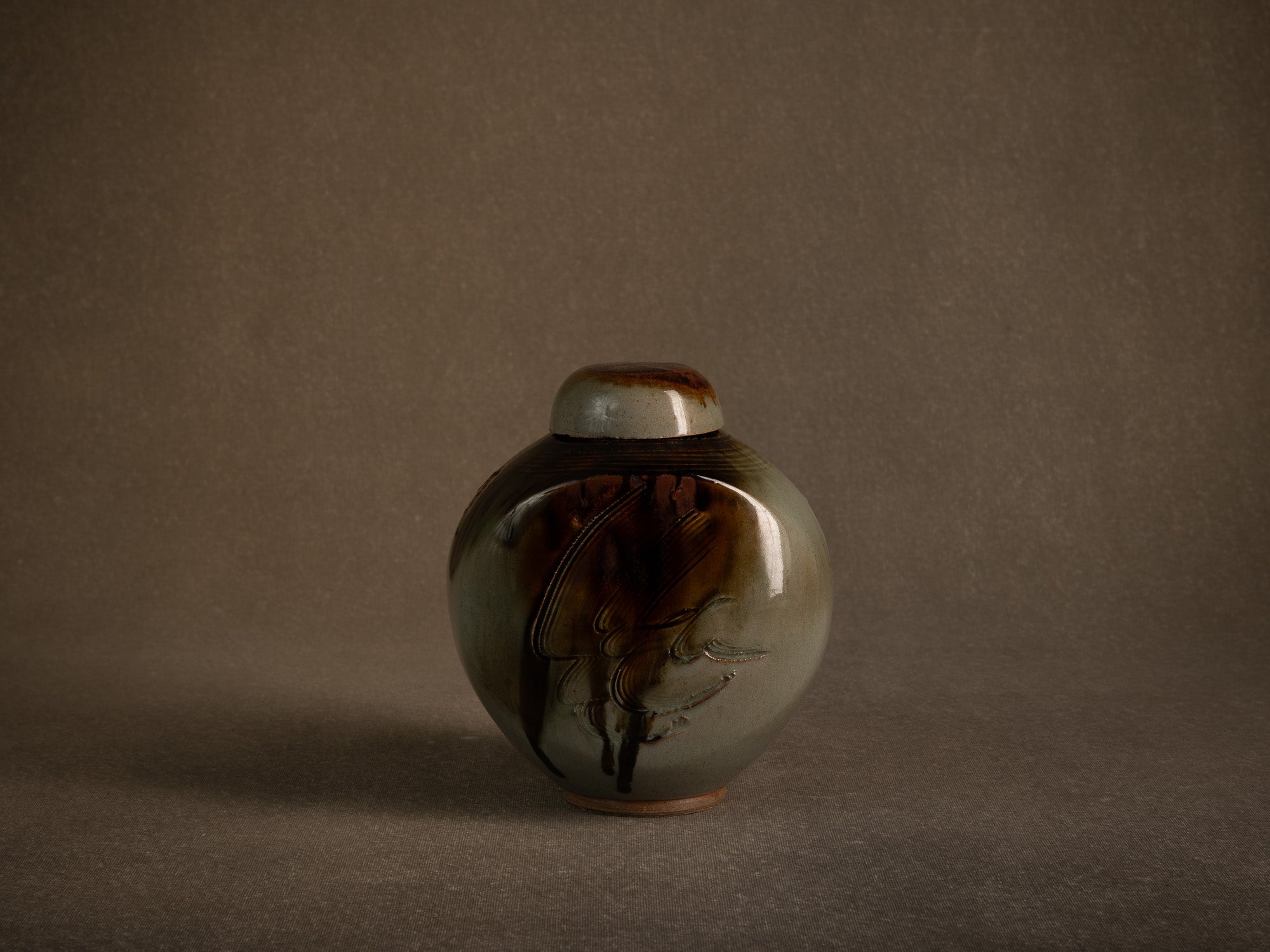 Remarquable pot couvert en grès par Pierre Onighian, France (vers 1975-85)..Lidded stoneware pot / box by Pierre Ohniguian, France (circa 1975-85)