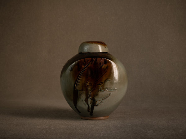 Remarquable pot couvert en grès par Pierre Onighian, France (vers 1975-85)..Lidded stoneware pot / box by Pierre Ohniguian, France (circa 1975-85)