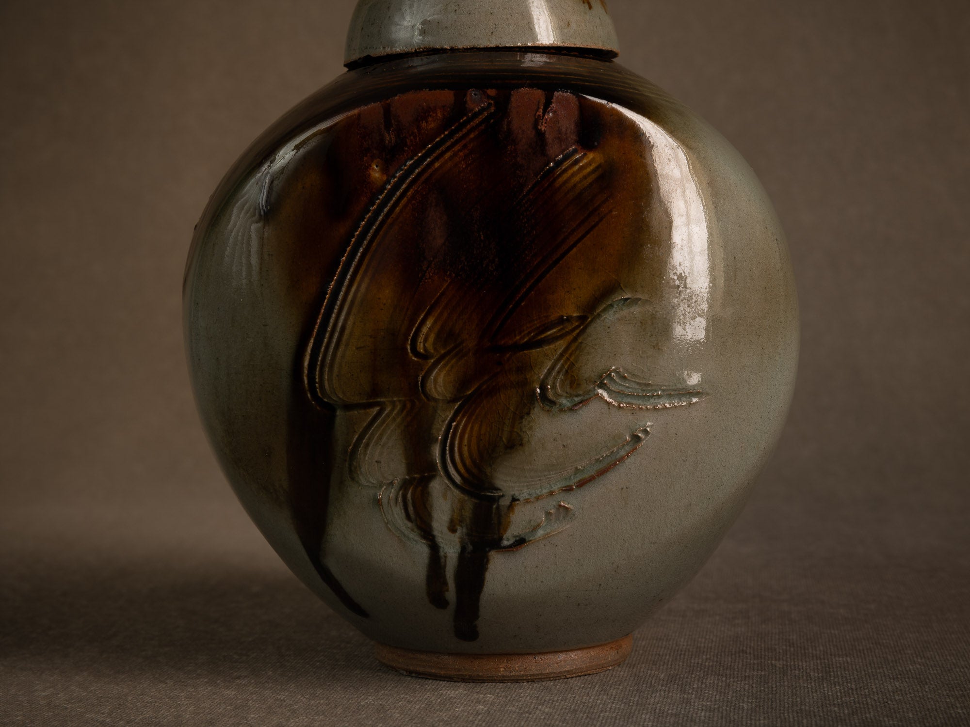 Remarquable pot couvert en grès par Pierre Onighian, France (vers 1975-85)..Lidded stoneware pot / box by Pierre Ohniguian, France (circa 1975-85)