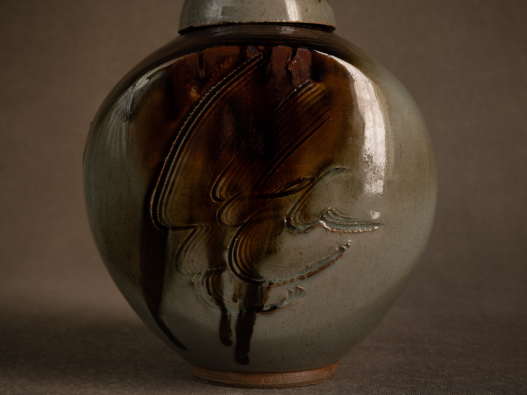 Remarquable pot couvert en grès par Pierre Onighian, France (vers 1975-85)..Lidded stoneware pot / box by Pierre Ohniguian, France (circa 1975-85)
