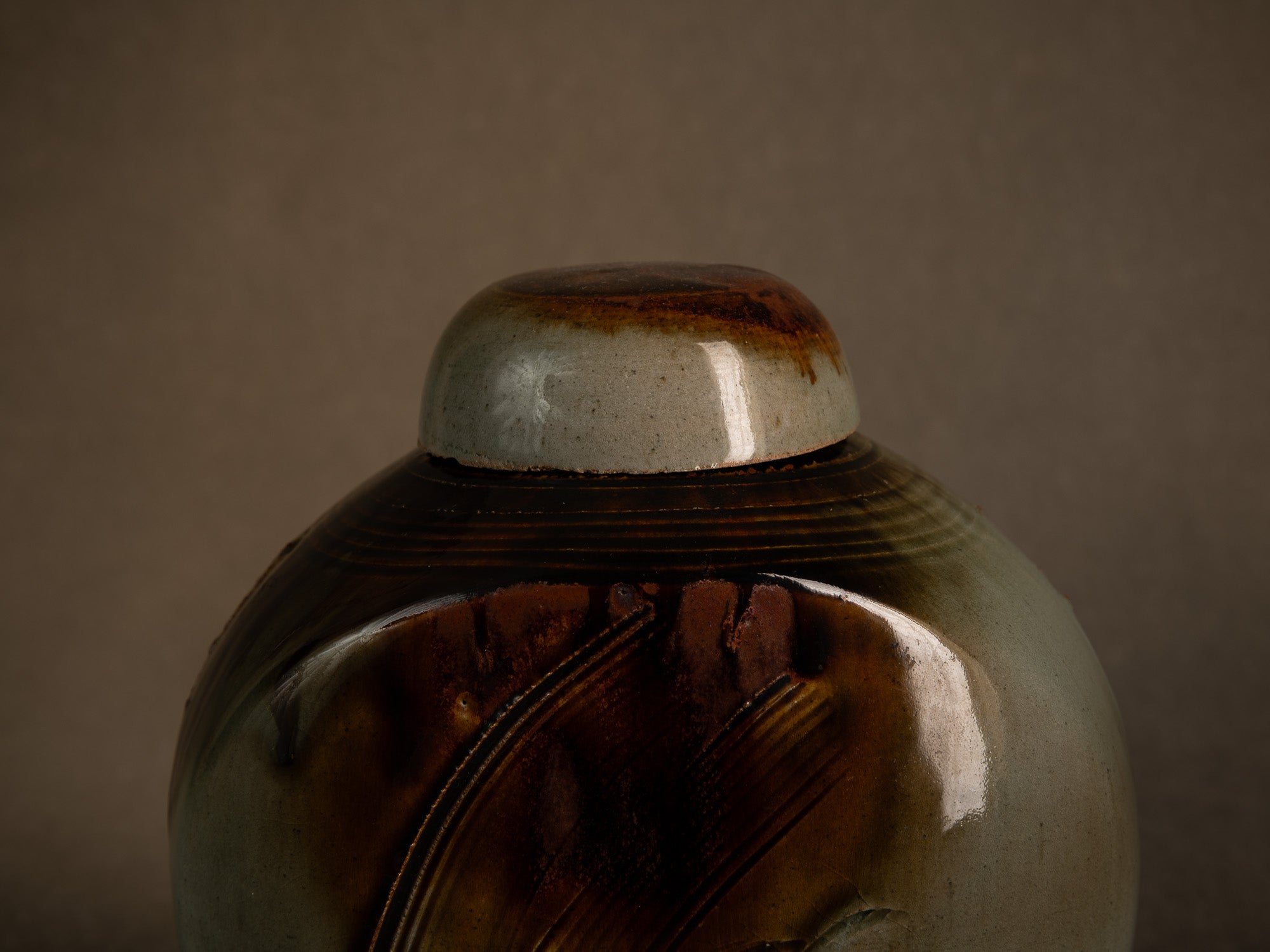 Remarquable pot couvert en grès par Pierre Onighian, France (vers 1975-85)..Lidded stoneware pot / box by Pierre Ohniguian, France (circa 1975-85)