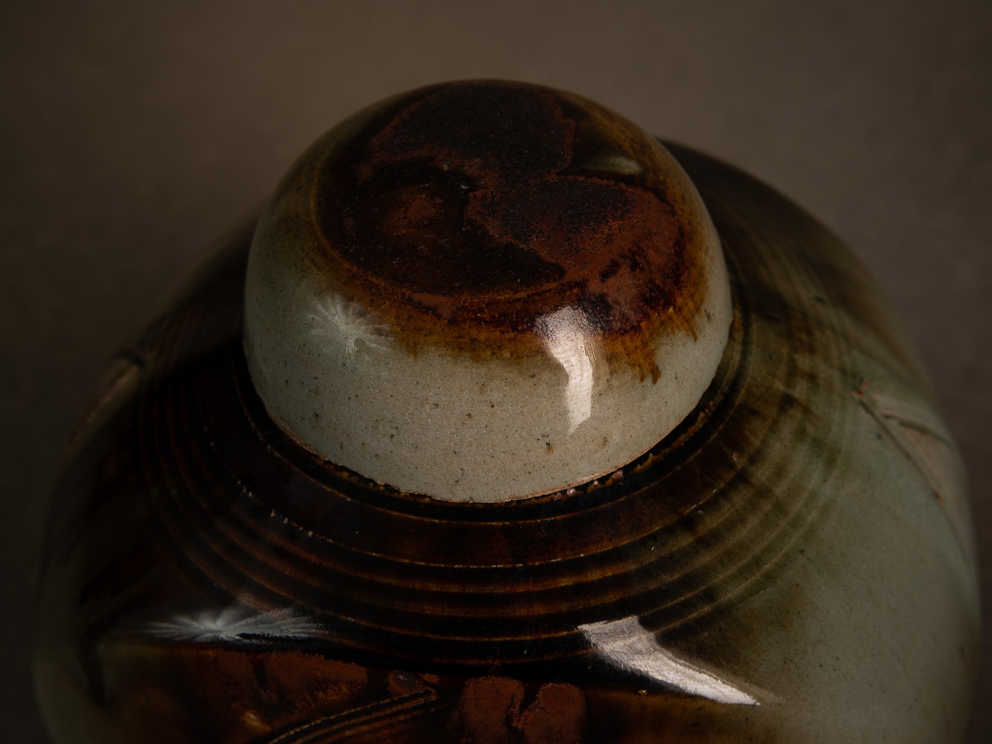 Remarquable pot couvert en grès par Pierre Onighian, France (vers 1975-85)..Lidded stoneware pot / box by Pierre Ohniguian, France (circa 1975-85)