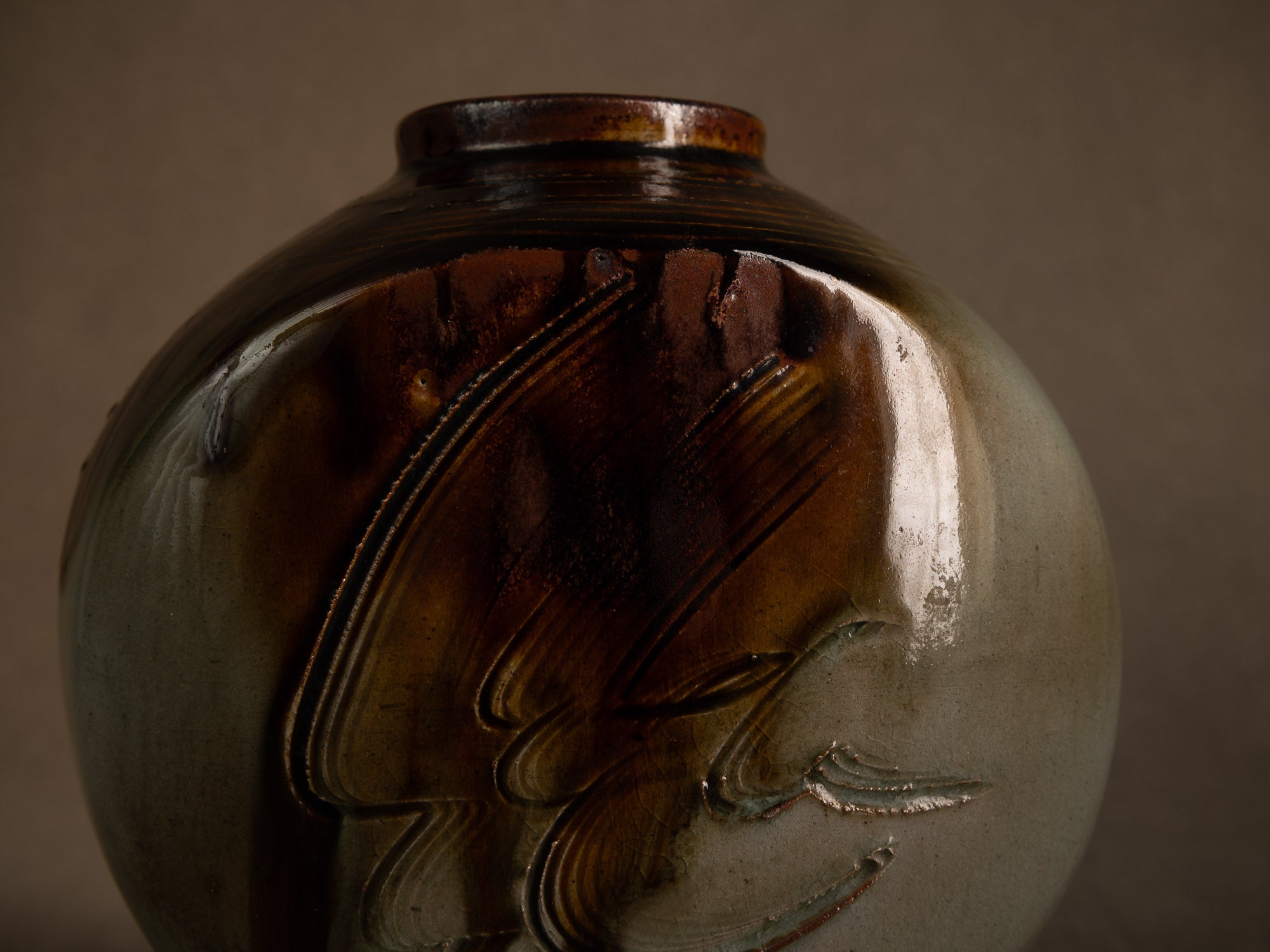 Remarquable pot couvert en grès par Pierre Onighian, France (vers 1975-85)..Lidded stoneware pot / box by Pierre Ohniguian, France (circa 1975-85)