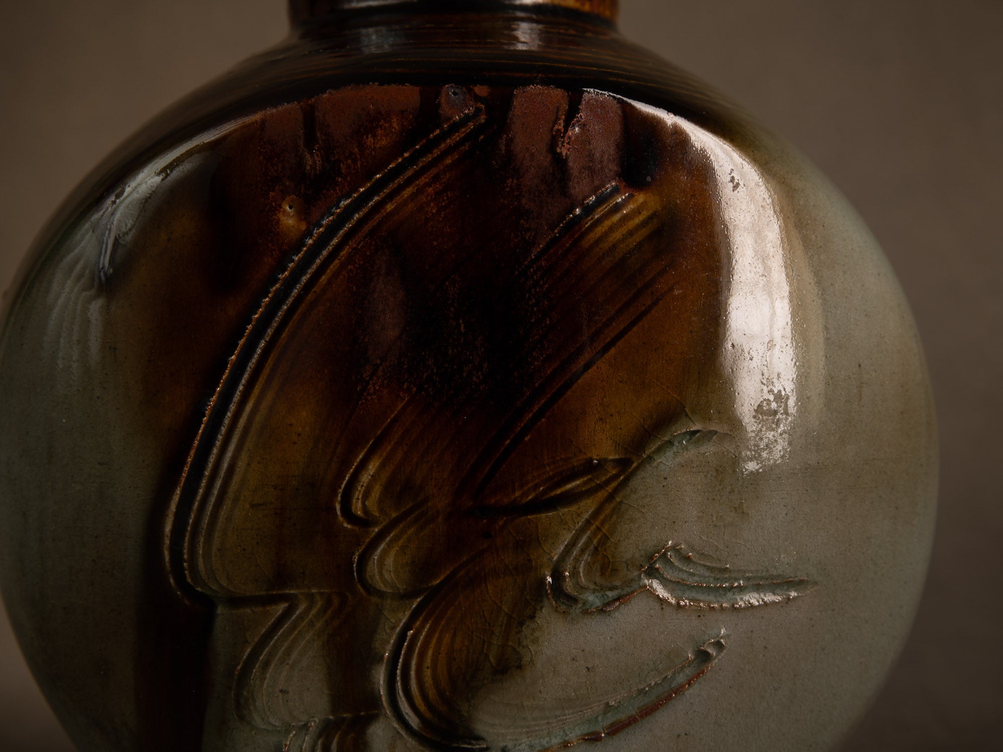 Remarquable pot couvert en grès par Pierre Onighian, France (vers 1975-85)..Lidded stoneware pot / box by Pierre Ohniguian, France (circa 1975-85)