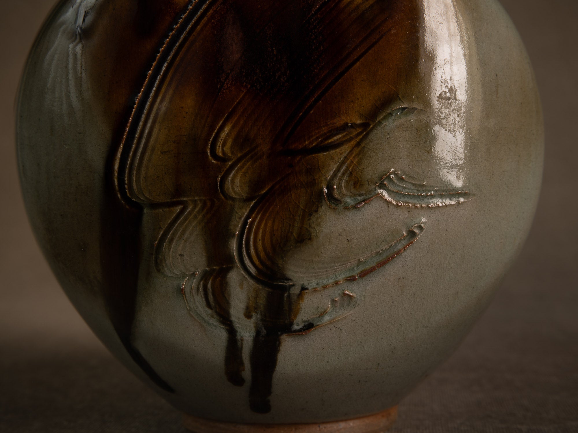 Remarquable pot couvert en grès par Pierre Onighian, France (vers 1975-85)..Lidded stoneware pot / box by Pierre Ohniguian, France (circa 1975-85)