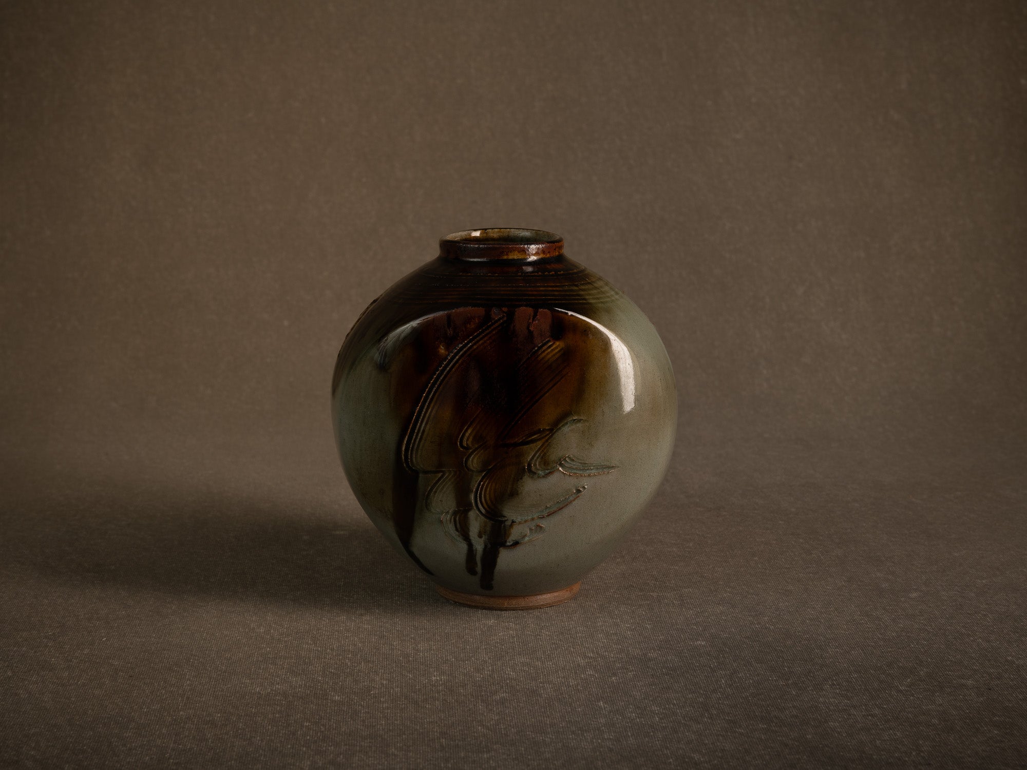 Remarquable pot couvert en grès par Pierre Onighian, France (vers 1975-85)..Lidded stoneware pot / box by Pierre Ohniguian, France (circa 1975-85)