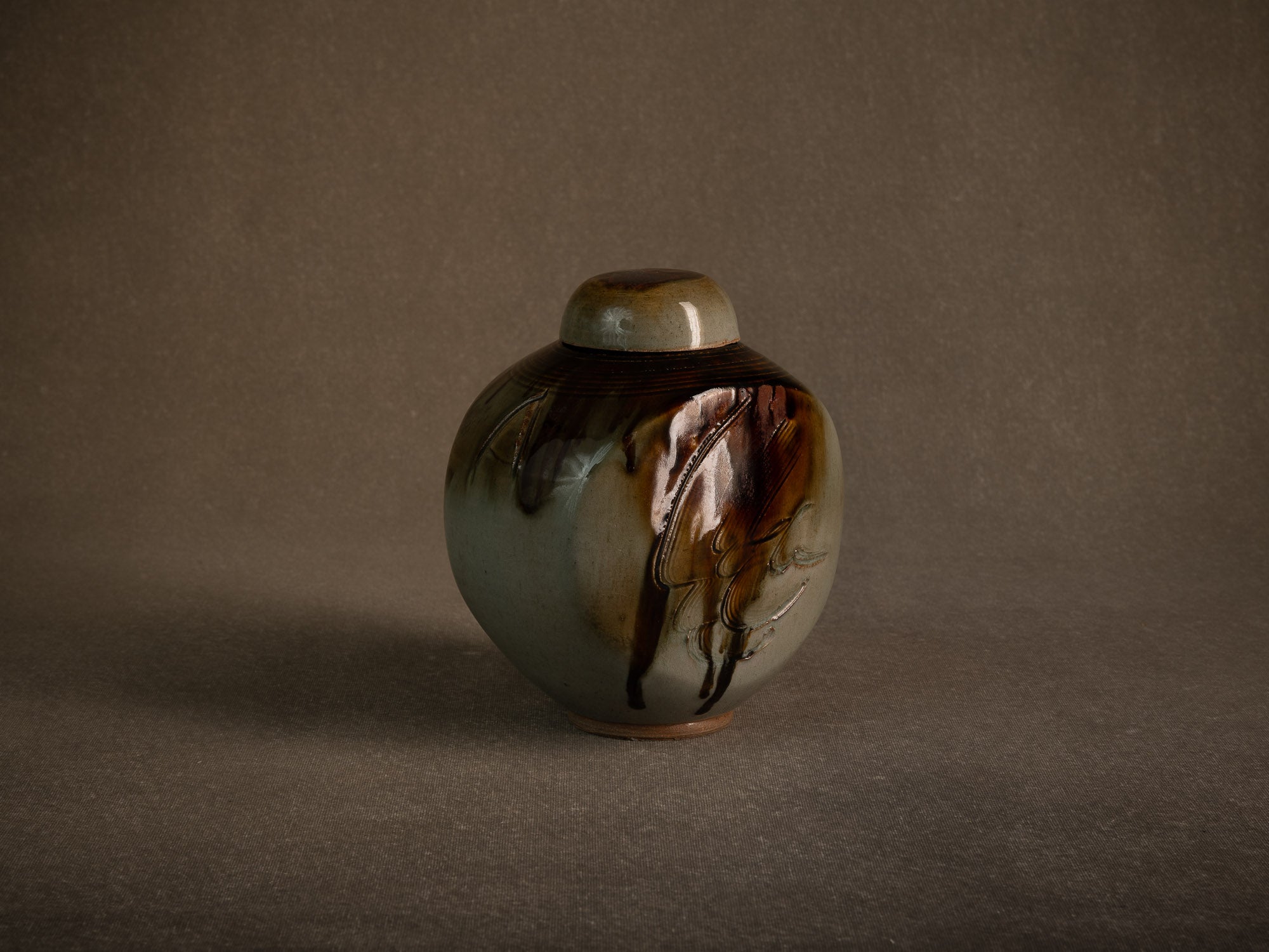 Remarquable pot couvert en grès par Pierre Onighian, France (vers 1975-85)..Lidded stoneware pot / box by Pierre Ohniguian, France (circa 1975-85)