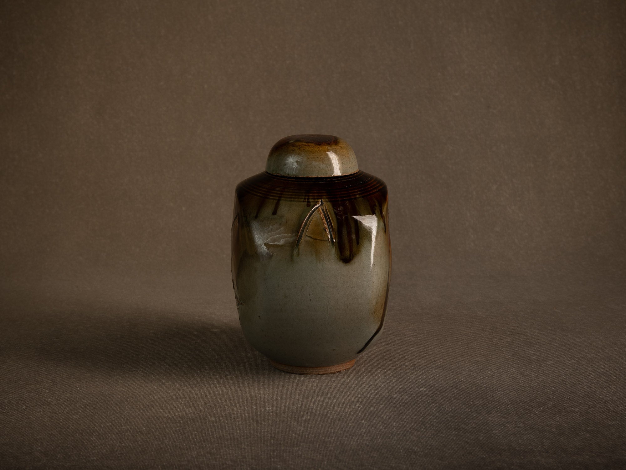 Remarquable pot couvert en grès par Pierre Onighian, France (vers 1975-85)..Lidded stoneware pot / box by Pierre Ohniguian, France (circa 1975-85)