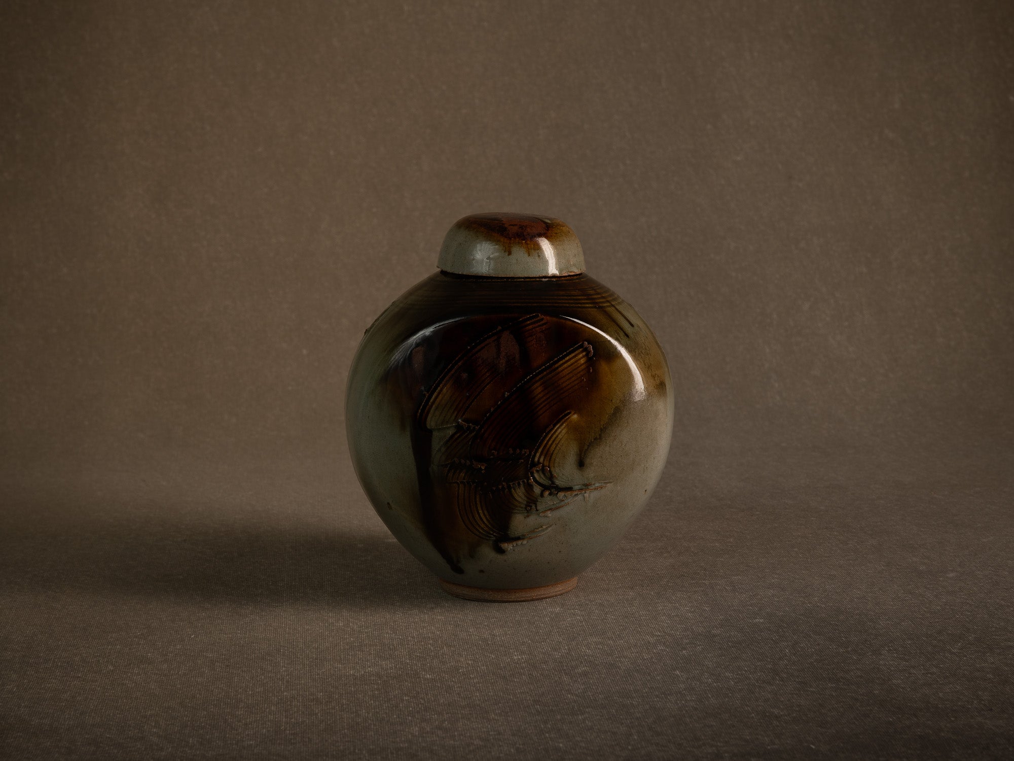 Remarquable pot couvert en grès par Pierre Onighian, France (vers 1975-85)..Lidded stoneware pot / box by Pierre Ohniguian, France (circa 1975-85)