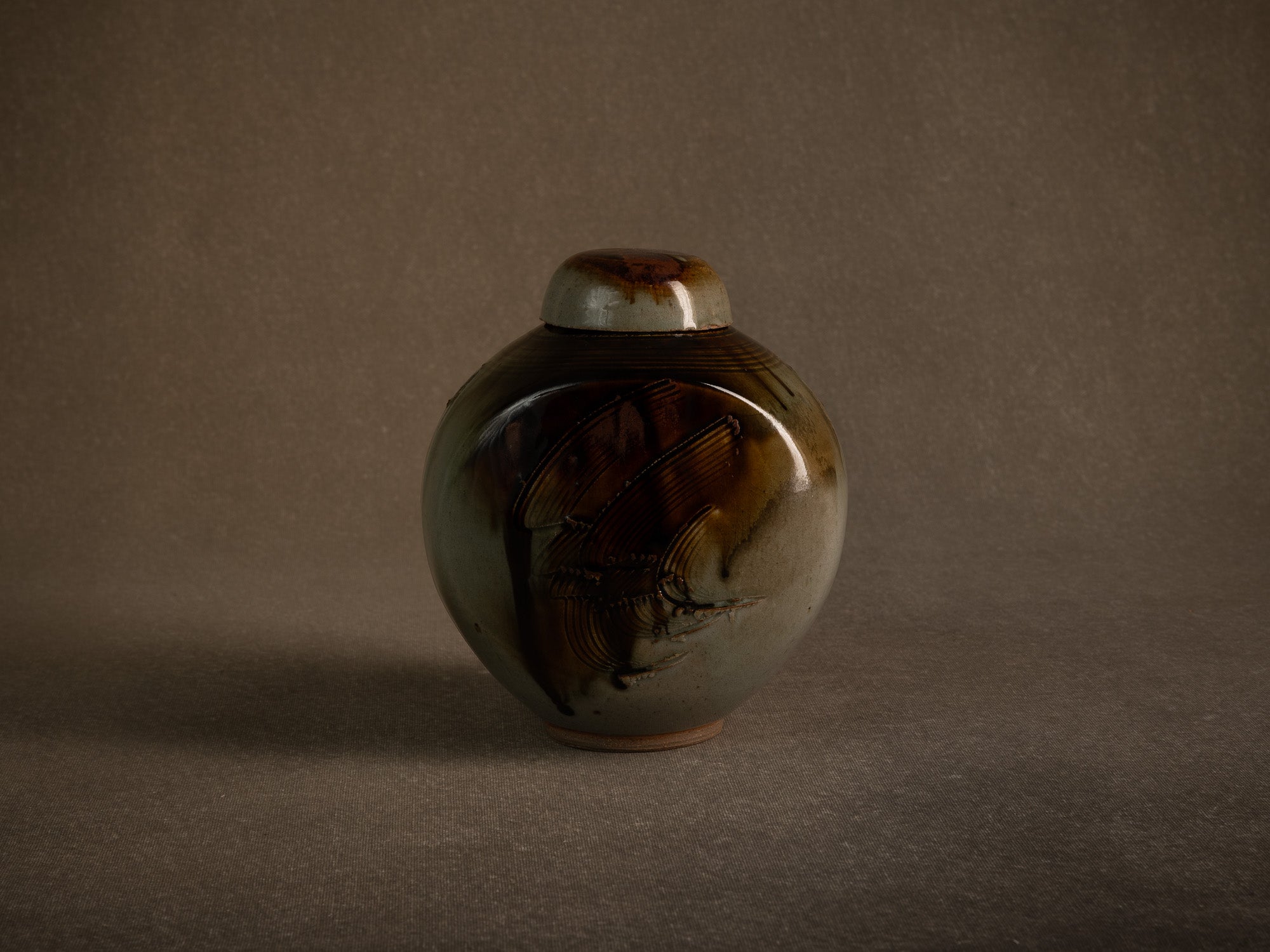 Remarquable pot couvert en grès par Pierre Onighian, France (vers 1975-85)..Lidded stoneware pot / box by Pierre Ohniguian, France (circa 1975-85)