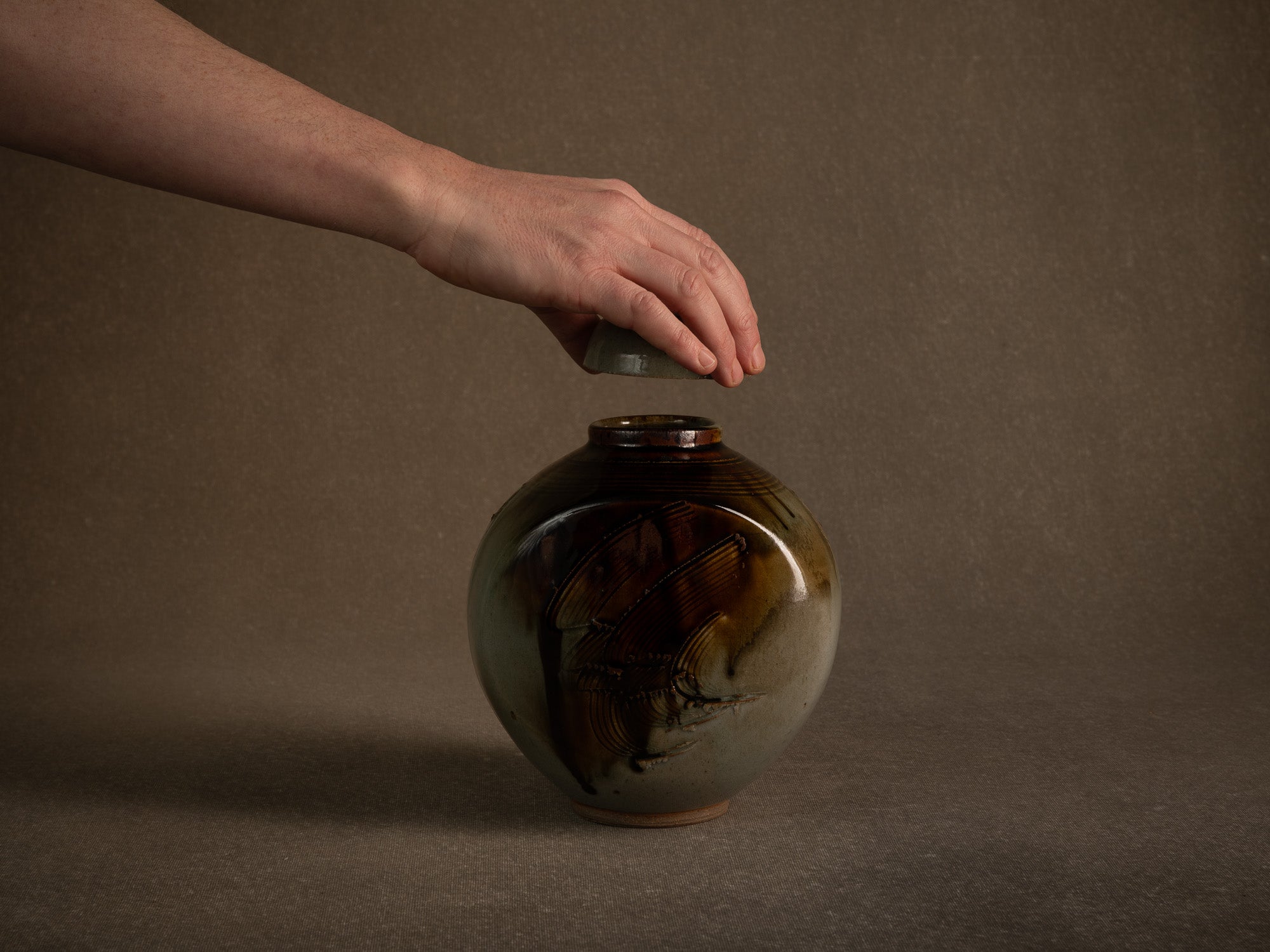 Remarquable pot couvert en grès par Pierre Onighian, France (vers 1975-85)..Lidded stoneware pot / box by Pierre Ohniguian, France (circa 1975-85)