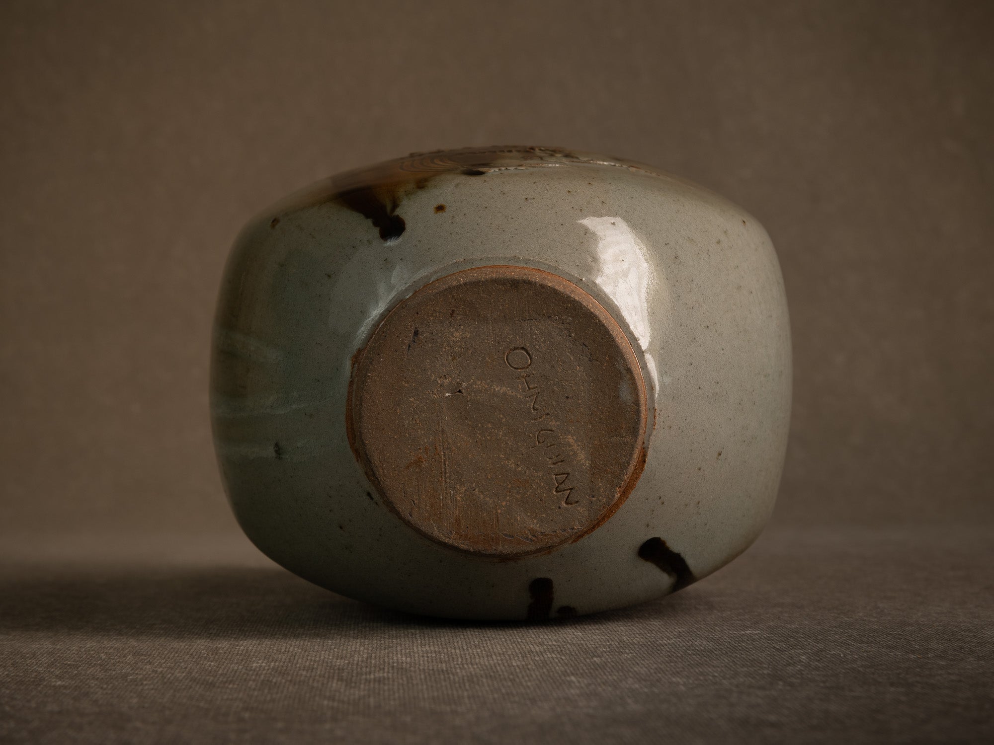 Remarquable pot couvert en grès par Pierre Onighian, France (vers 1975-85)..Lidded stoneware pot / box by Pierre Ohniguian, France (circa 1975-85)