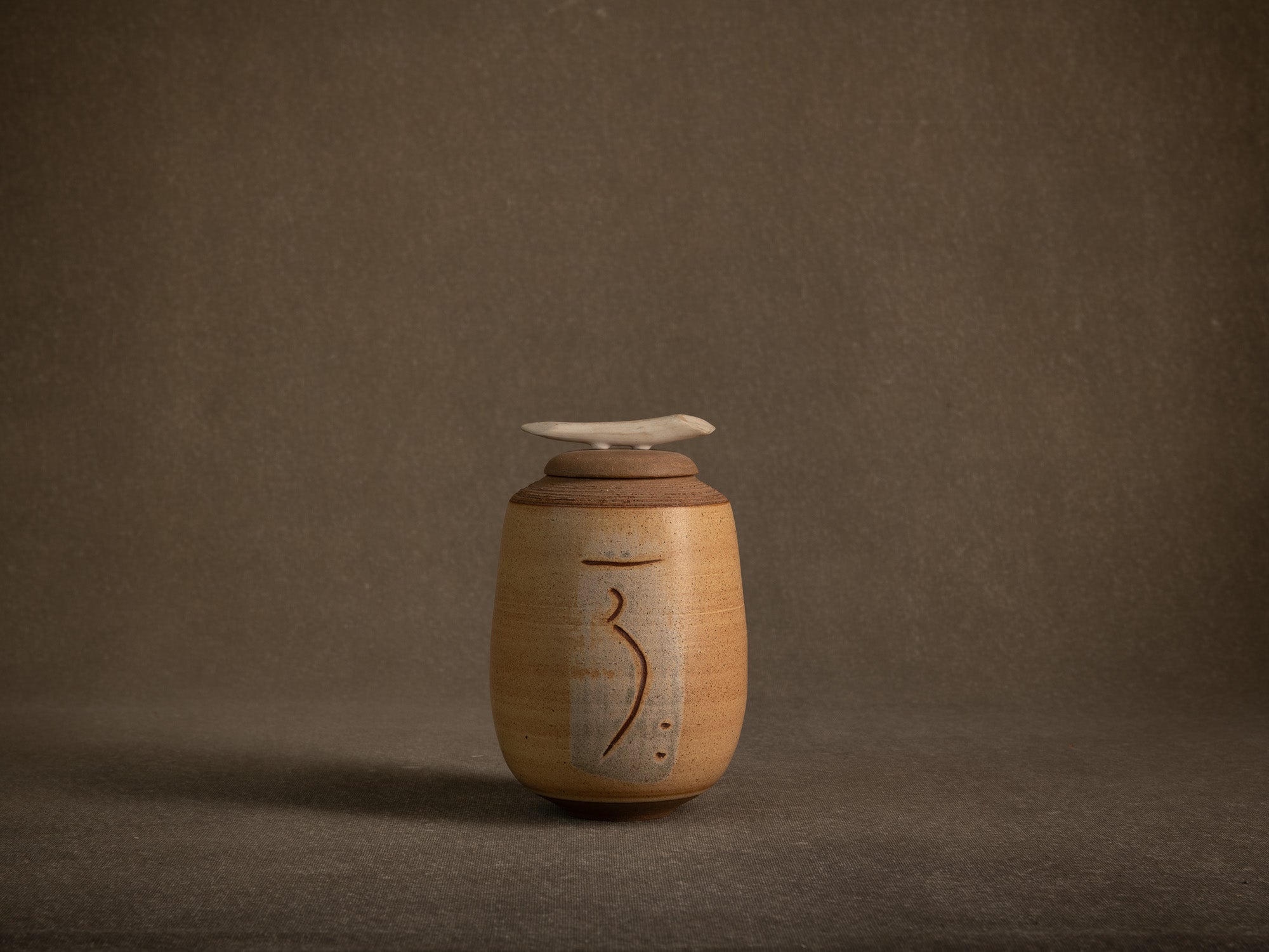 Pot couvert en grès, France (vers 1990)..Lidded stoneware pot / box, France (circa 1990)
