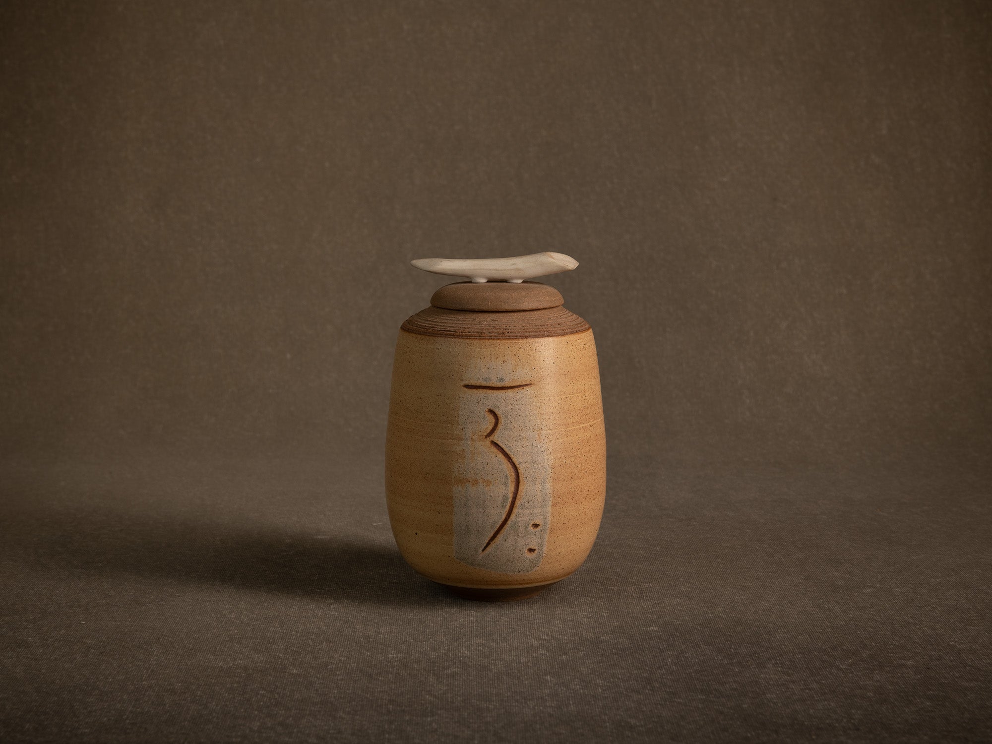 Pot couvert en grès, France (vers 1990)..Lidded stoneware pot / box, France (circa 1990)