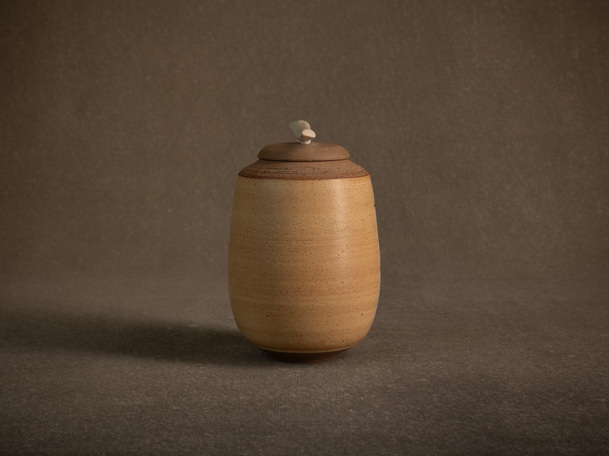 Pot couvert en grès, France (vers 1990)..Lidded stoneware pot / box, France (circa 1990)