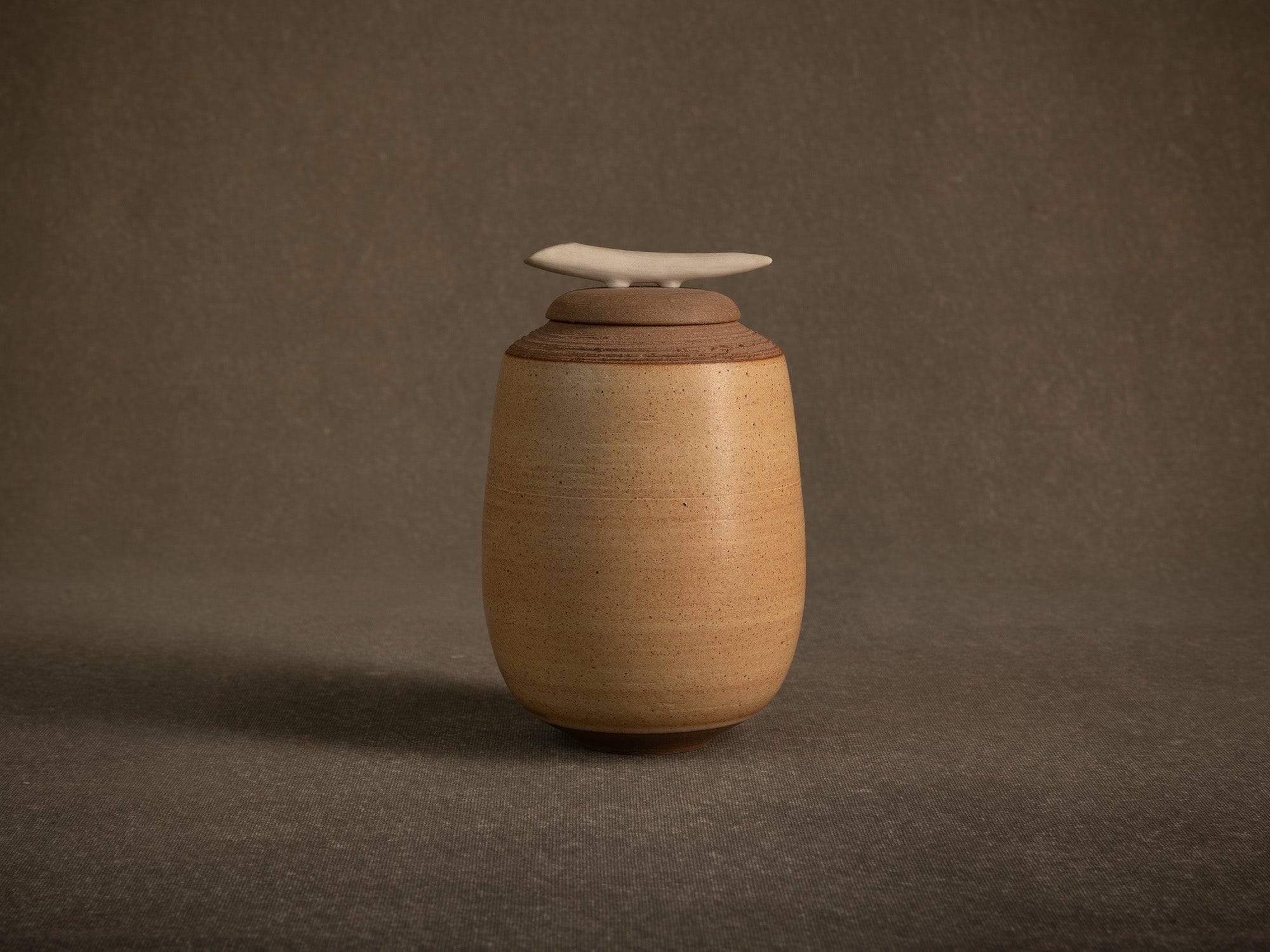 Pot couvert en grès, France (vers 1990)..Lidded stoneware pot / box, France (circa 1990)