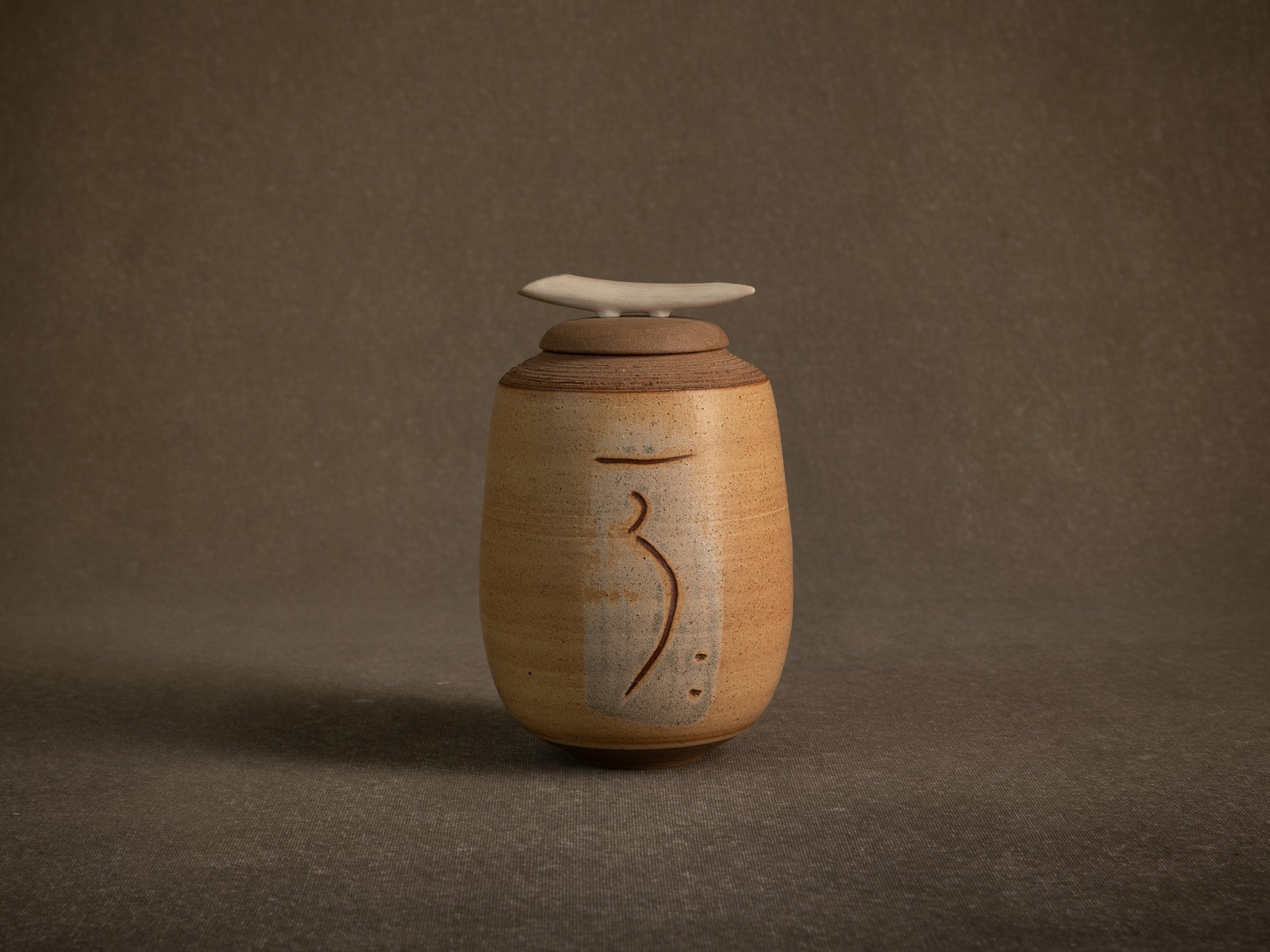 Pot couvert en grès, France (vers 1990)..Lidded stoneware pot / box, France (circa 1990)