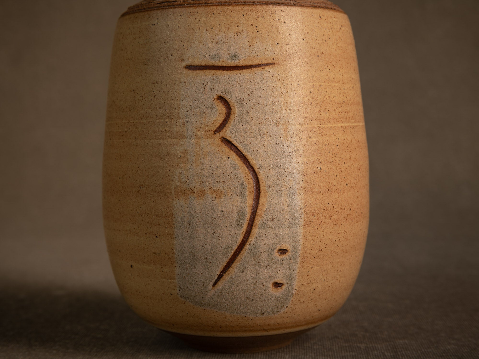 Pot couvert en grès, France (vers 1990)..Lidded stoneware pot / box, France (circa 1990)