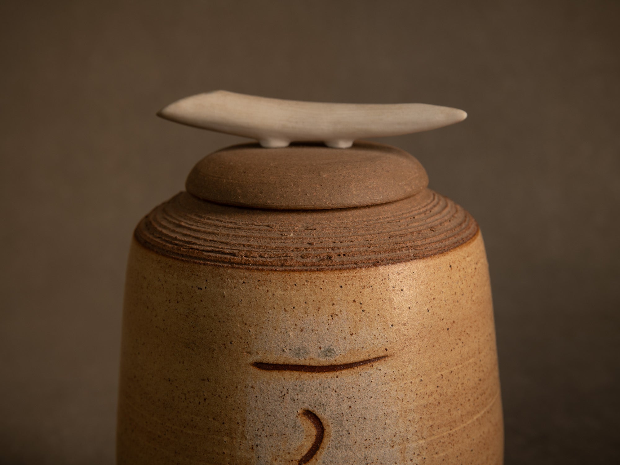 Pot couvert en grès, France (vers 1990)..Lidded stoneware pot / box, France (circa 1990)