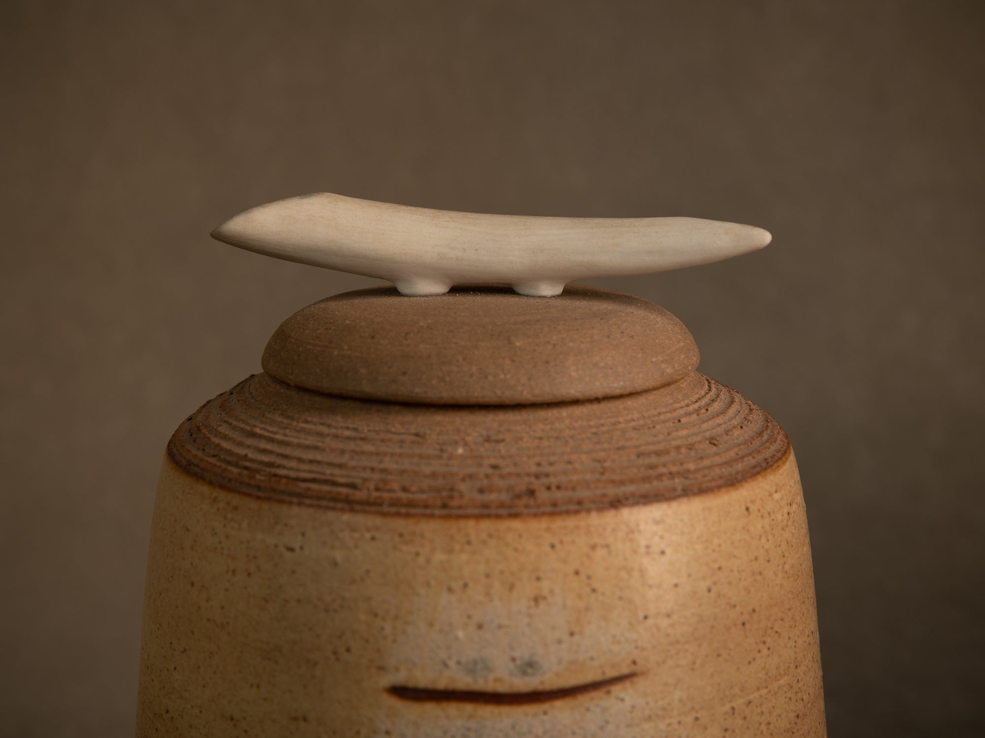 Pot couvert en grès, France (vers 1990)..Lidded stoneware pot / box, France (circa 1990)