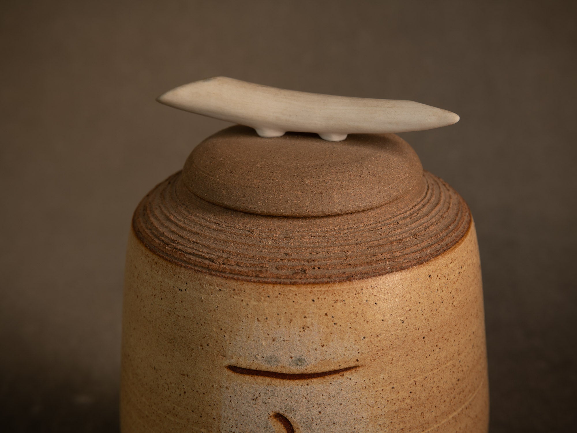 Pot couvert en grès, France (vers 1990)..Lidded stoneware pot / box, France (circa 1990)