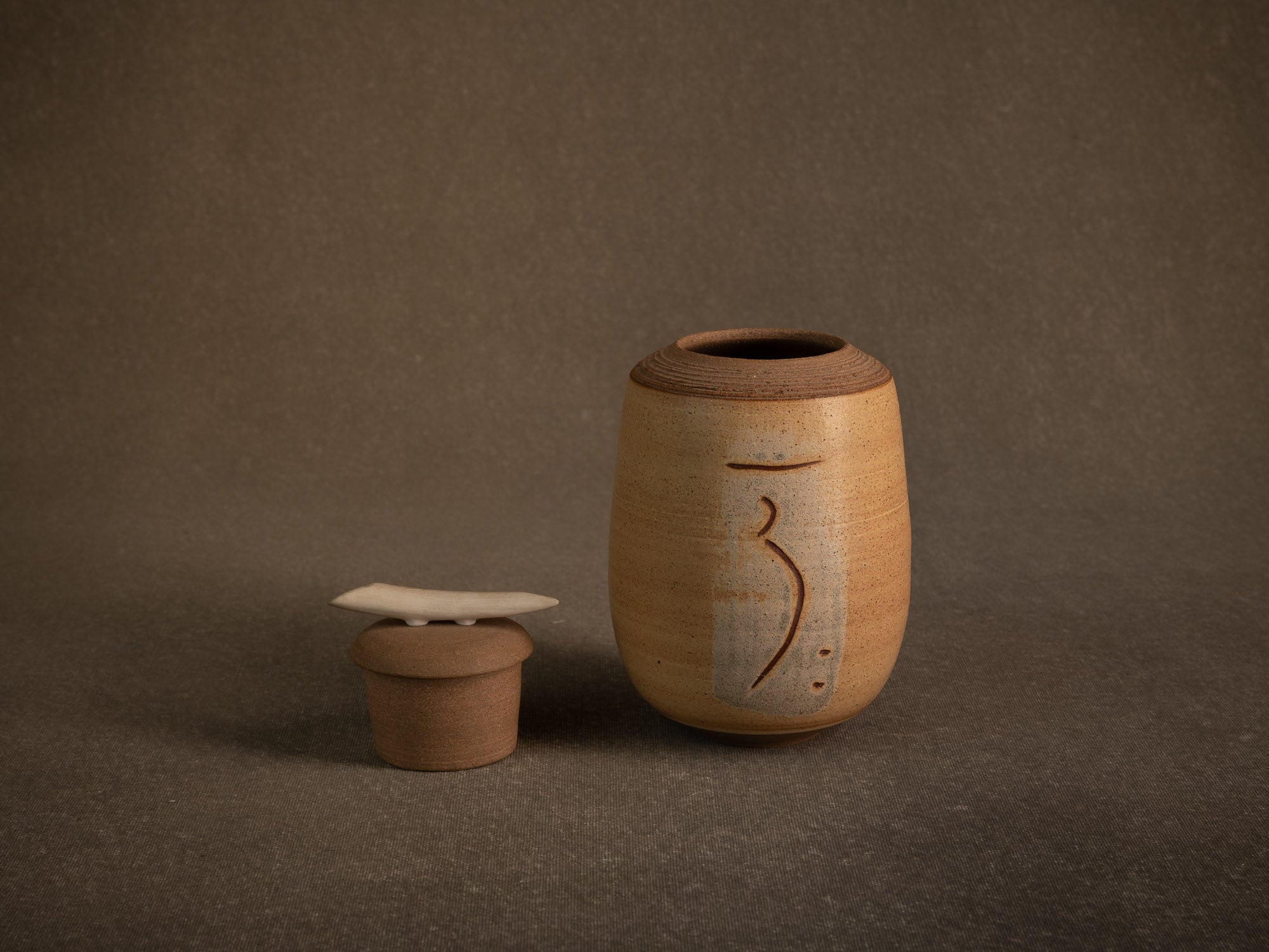 Pot couvert en grès, France (vers 1990)..Lidded stoneware pot / box, France (circa 1990)