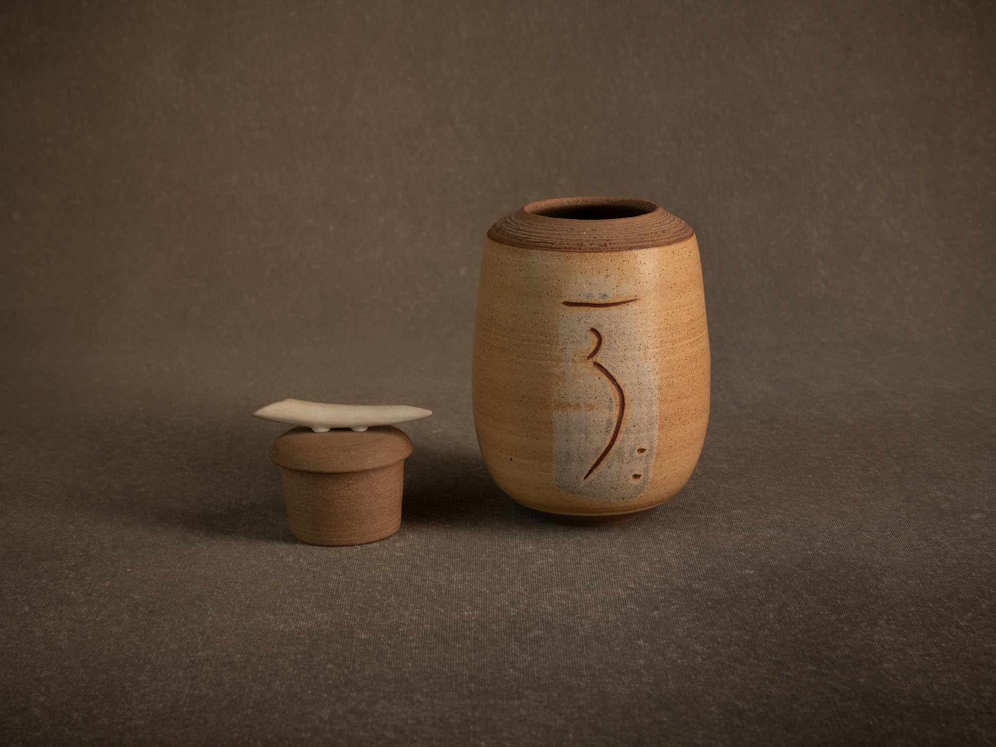 Pot couvert en grès, France (vers 1990)..Lidded stoneware pot / box, France (circa 1990)